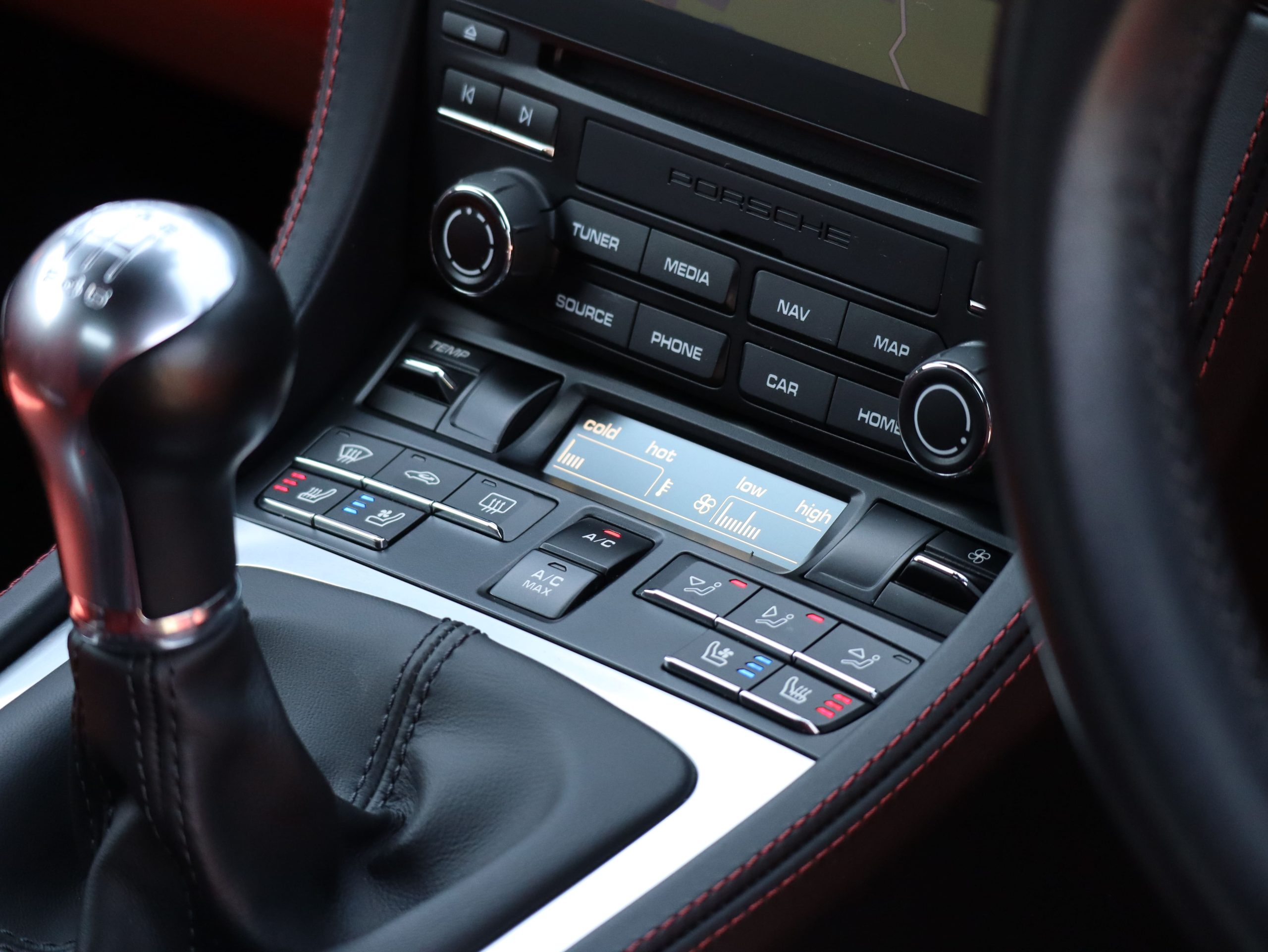 ポルシェ718ボクスターGTS4.0（Type982）6MT<br>ツートンレザーインテリア<br>スポーツクロノパッケージ<br>シートベンチレーション<br>PDLS+含むLEDヘッドライト<br>エンボス加工ヘッドレスト