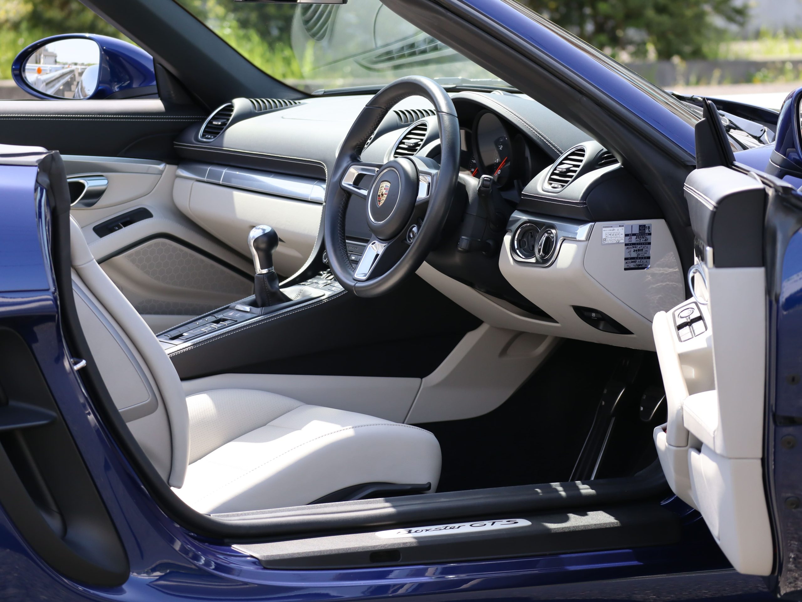 ポルシェ718ボクスターGTS4.0（Type982）6MT<br>ツートンレザーインテリア<br>スポーツクロノパッケージ<br>スポーツエグゾーストシステム<br>シートベンチレーション<br>レーンチェンジアシスト