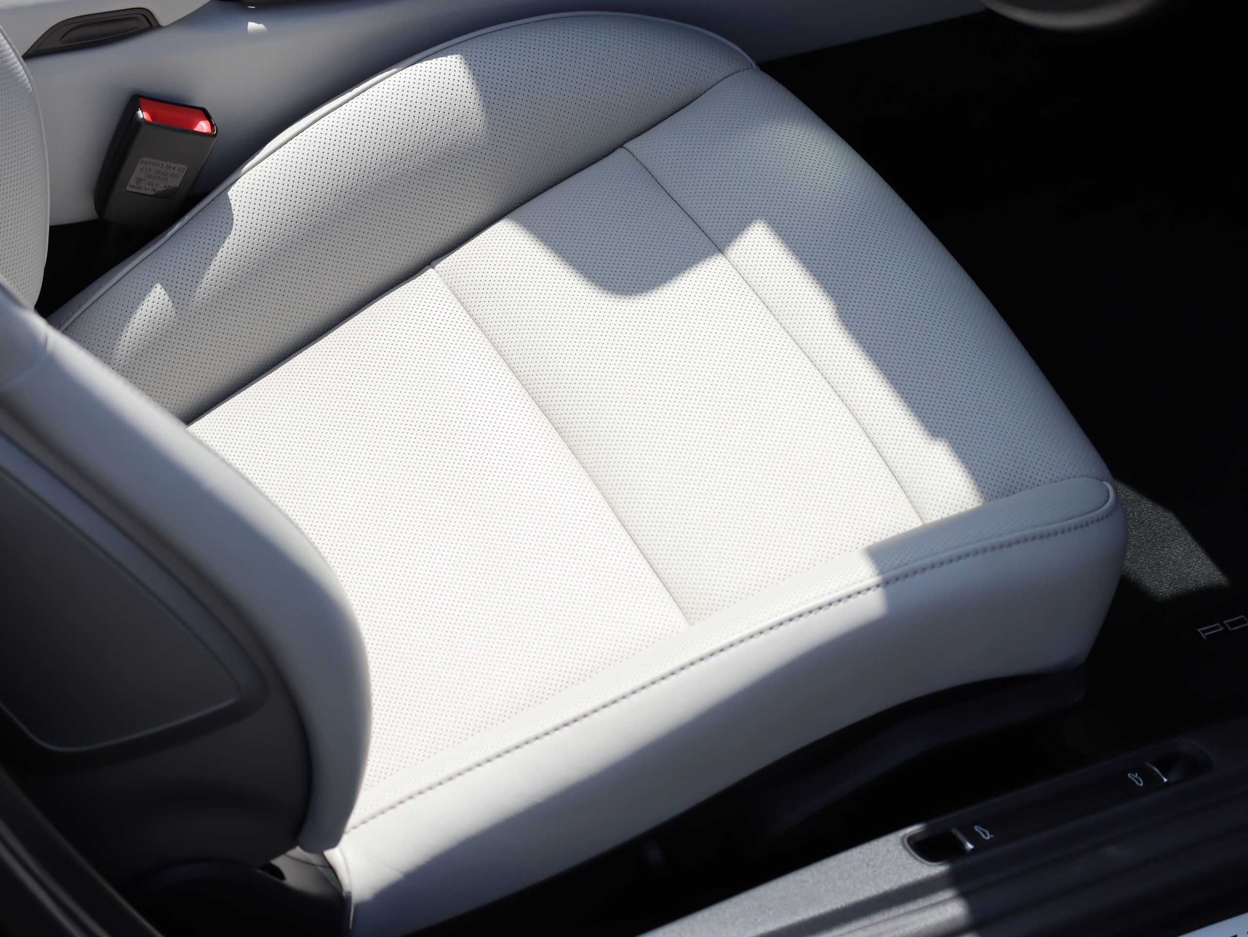 ポルシェ718ボクスターGTS4.0（Type982）6MT<br>ツートンレザーインテリア<br>スポーツクロノパッケージ<br>スポーツエグゾーストシステム<br>シートベンチレーション<br>レーンチェンジアシスト