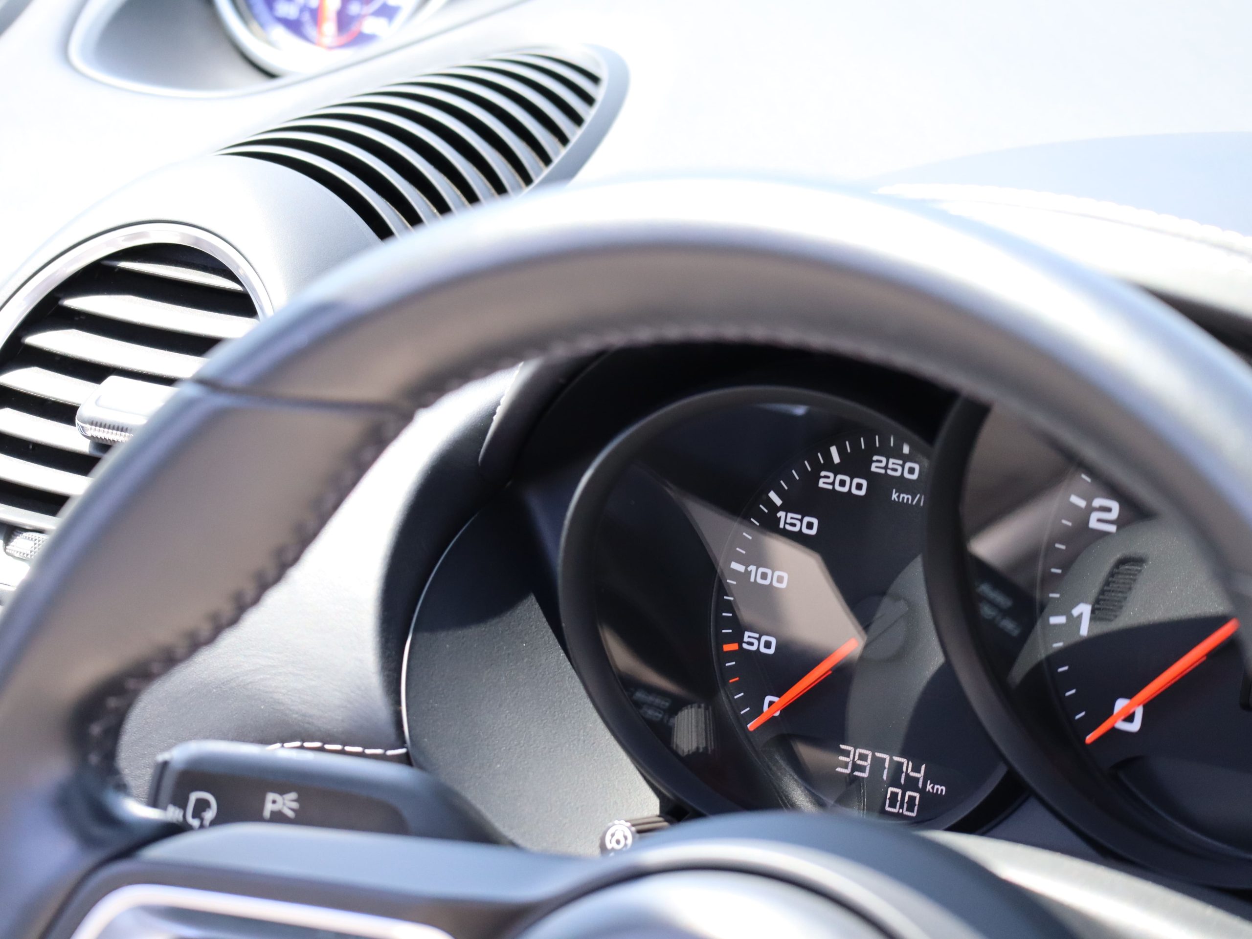 ポルシェ718ボクスターGTS4.0（Type982）6MT<br>ツートンレザーインテリア<br>スポーツクロノパッケージ<br>スポーツエグゾーストシステム<br>シートベンチレーション<br>レーンチェンジアシスト