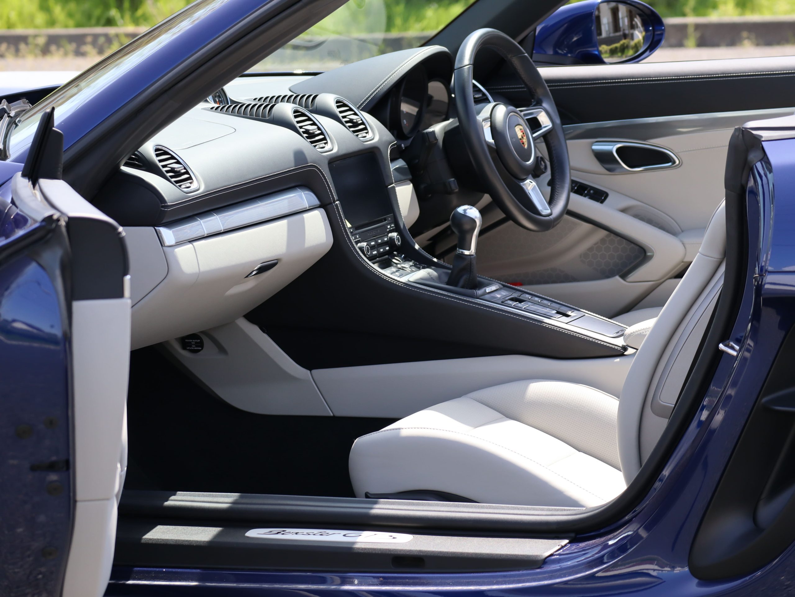 ポルシェ718ボクスターGTS4.0（Type982）6MT<br>ツートンレザーインテリア<br>スポーツクロノパッケージ<br>スポーツエグゾーストシステム<br>シートベンチレーション<br>レーンチェンジアシスト