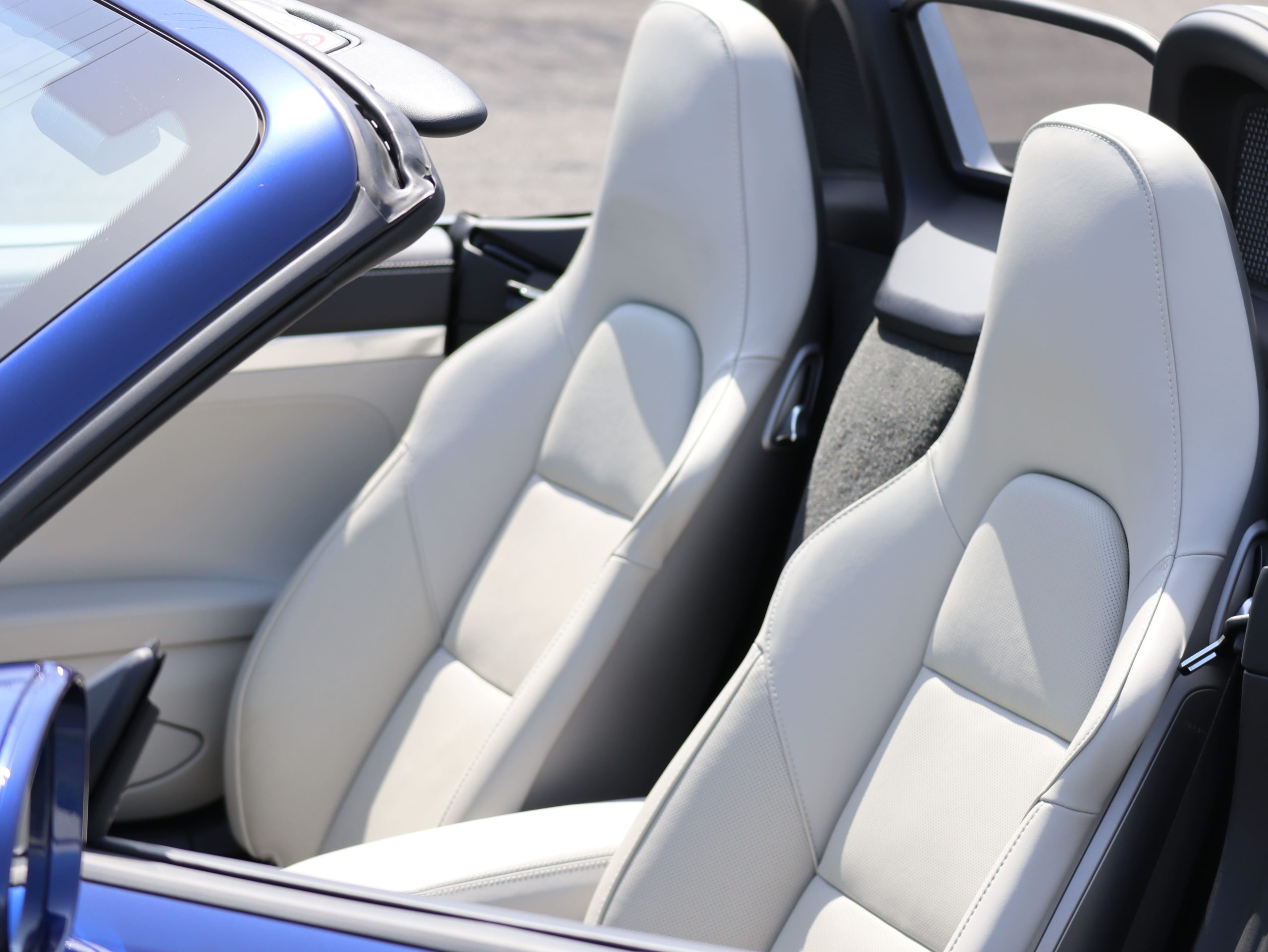 ポルシェ718ボクスターGTS4.0（Type982）6MT<br>ツートンレザーインテリア<br>スポーツクロノパッケージ<br>スポーツエグゾーストシステム<br>シートベンチレーション<br>レーンチェンジアシスト