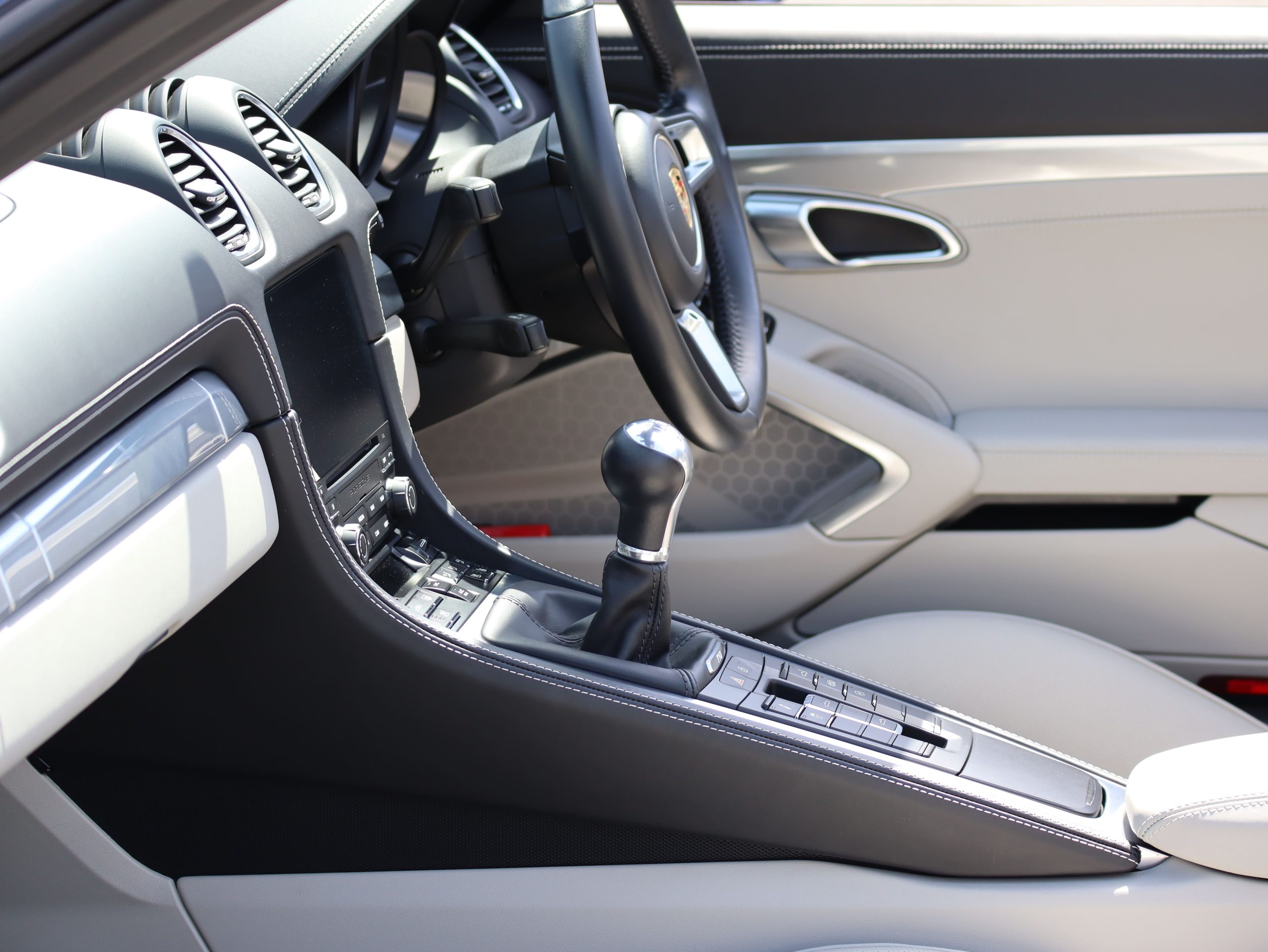 ポルシェ718ボクスターGTS4.0（Type982）6MT<br>ツートンレザーインテリア<br>スポーツクロノパッケージ<br>スポーツエグゾーストシステム<br>シートベンチレーション<br>レーンチェンジアシスト