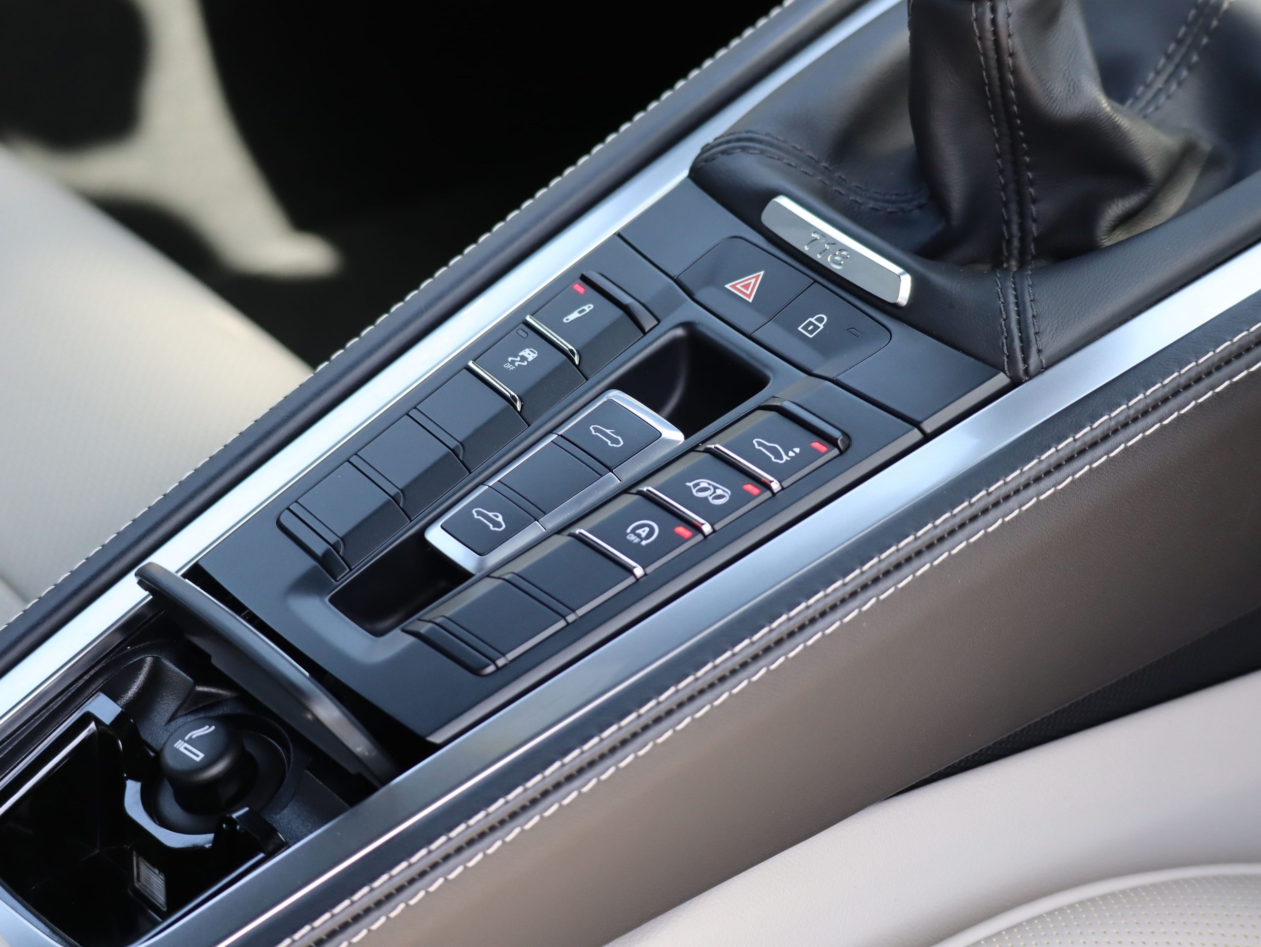 ポルシェ718ボクスターGTS4.0（Type982）6MT<br>ツートンレザーインテリア<br>スポーツクロノパッケージ<br>スポーツエグゾーストシステム<br>シートベンチレーション<br>レーンチェンジアシスト