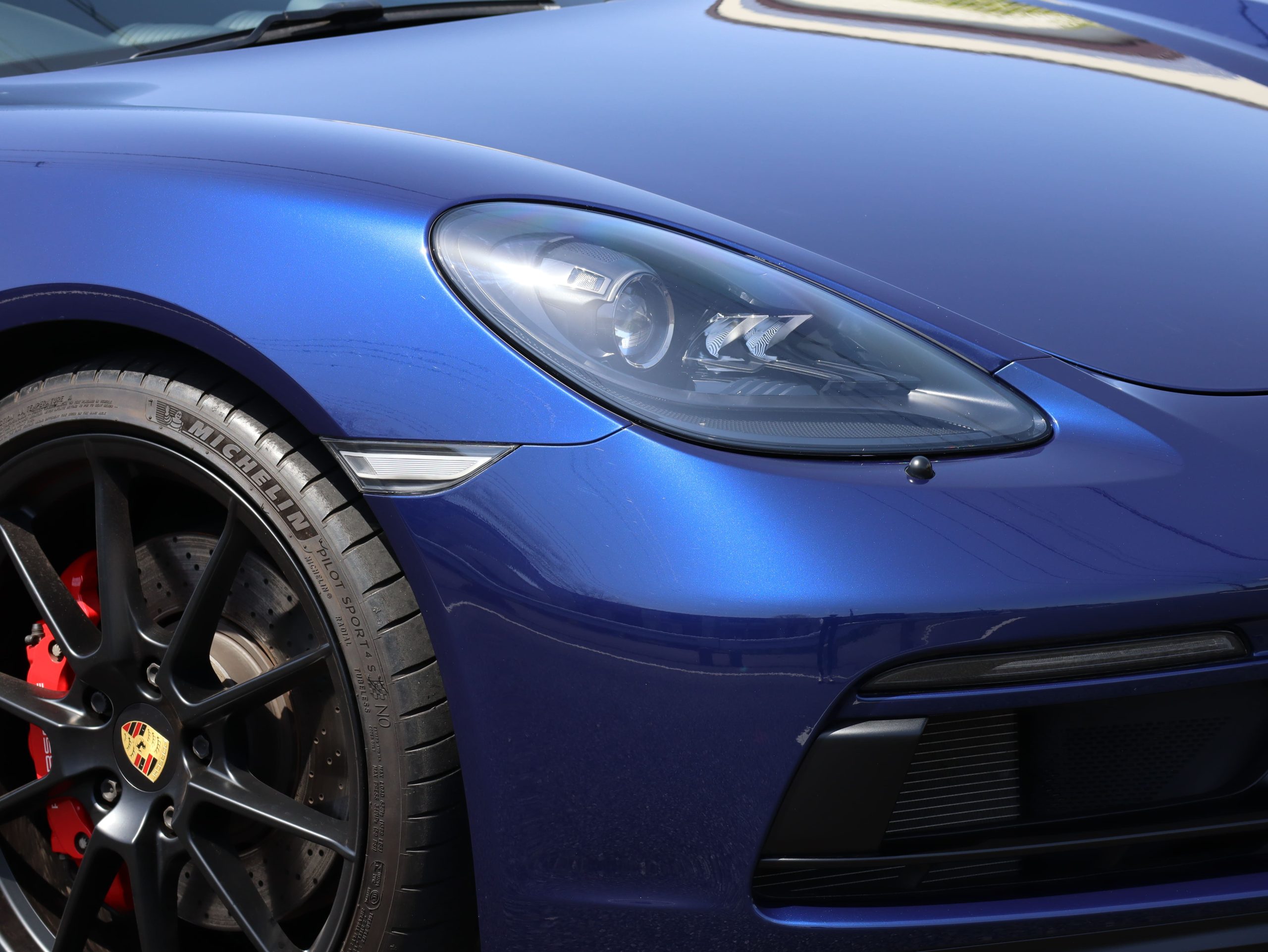 ポルシェ718ボクスターGTS4.0（Type982）6MT<br>ツートンレザーインテリア<br>スポーツクロノパッケージ<br>スポーツエグゾーストシステム<br>シートベンチレーション<br>レーンチェンジアシスト