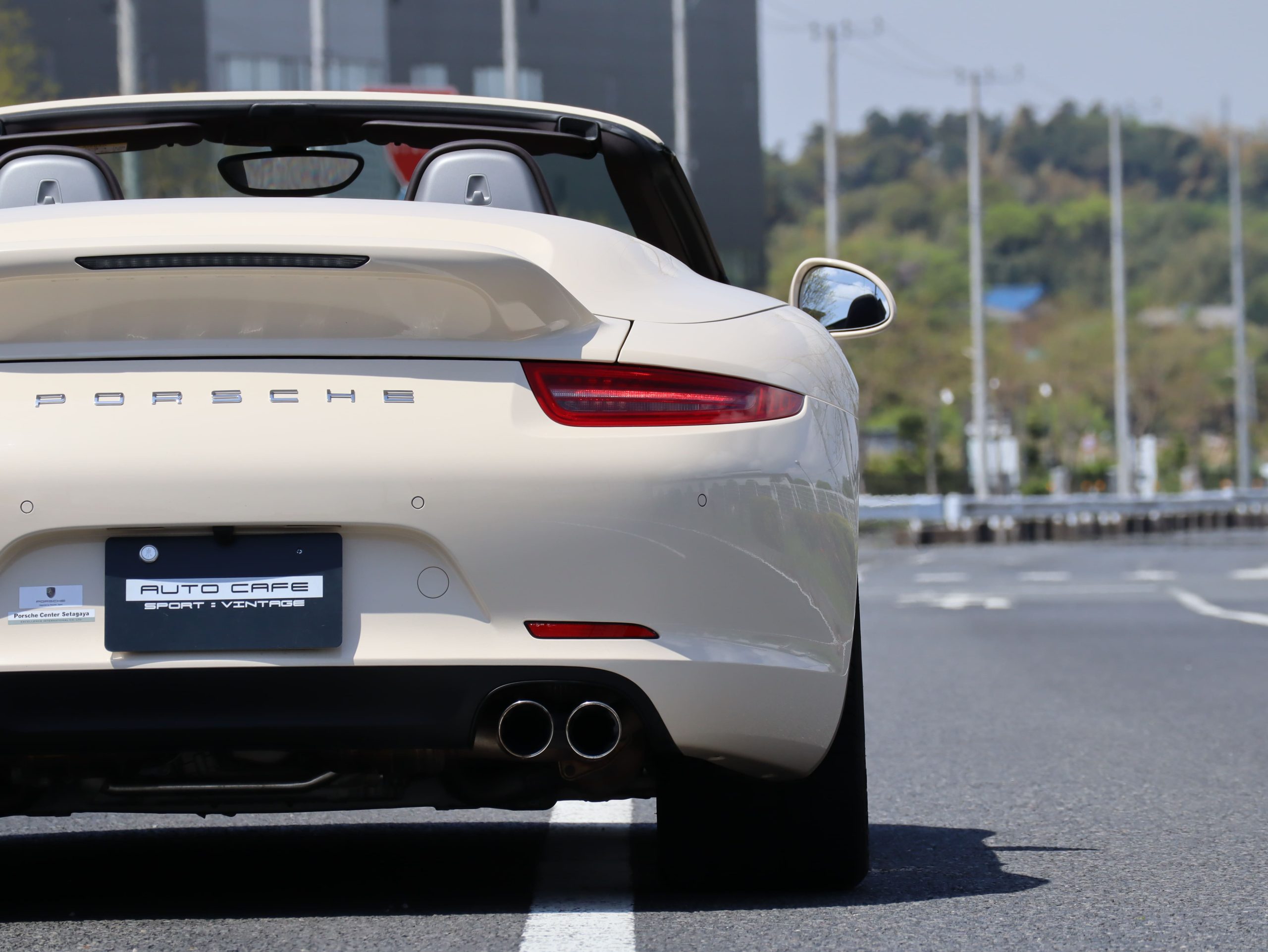 ポルシェ911カレラS カブリオレ（Type991.1）PDK<br>PTSカラー:クリームホワイト<br>エクスクルーシブマニュファクチャー<br>スポーツエグゾーストシステム<br>スポーツクロノパッケージ<br>マルチファンクションステアリング
