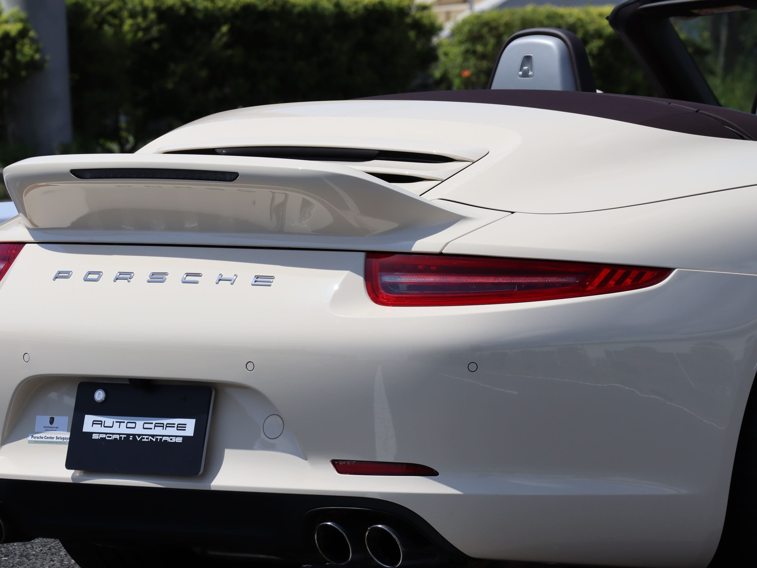 ポルシェ911カレラS カブリオレ（Type991.1）PDK<br>PTSカラー:クリームホワイト<br>エクスクルーシブマニュファクチャー<br>スポーツエグゾーストシステム<br>スポーツクロノパッケージ<br>マルチファンクションステアリング