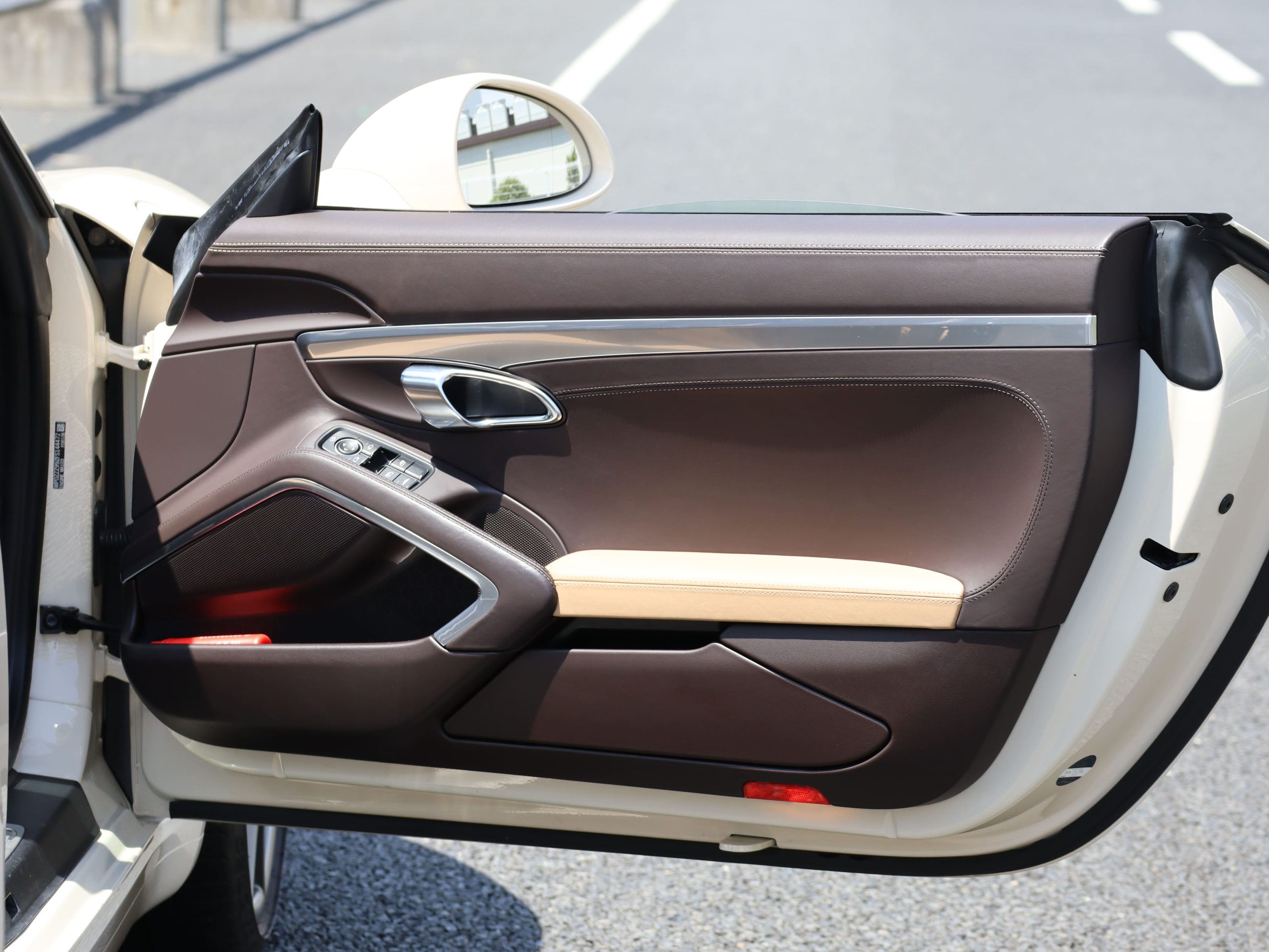ポルシェ911カレラS カブリオレ（Type991.1）PDK<br>PTSカラー:クリームホワイト<br>エクスクルーシブマニュファクチャー<br>スポーツエグゾーストシステム<br>スポーツクロノパッケージ<br>マルチファンクションステアリング