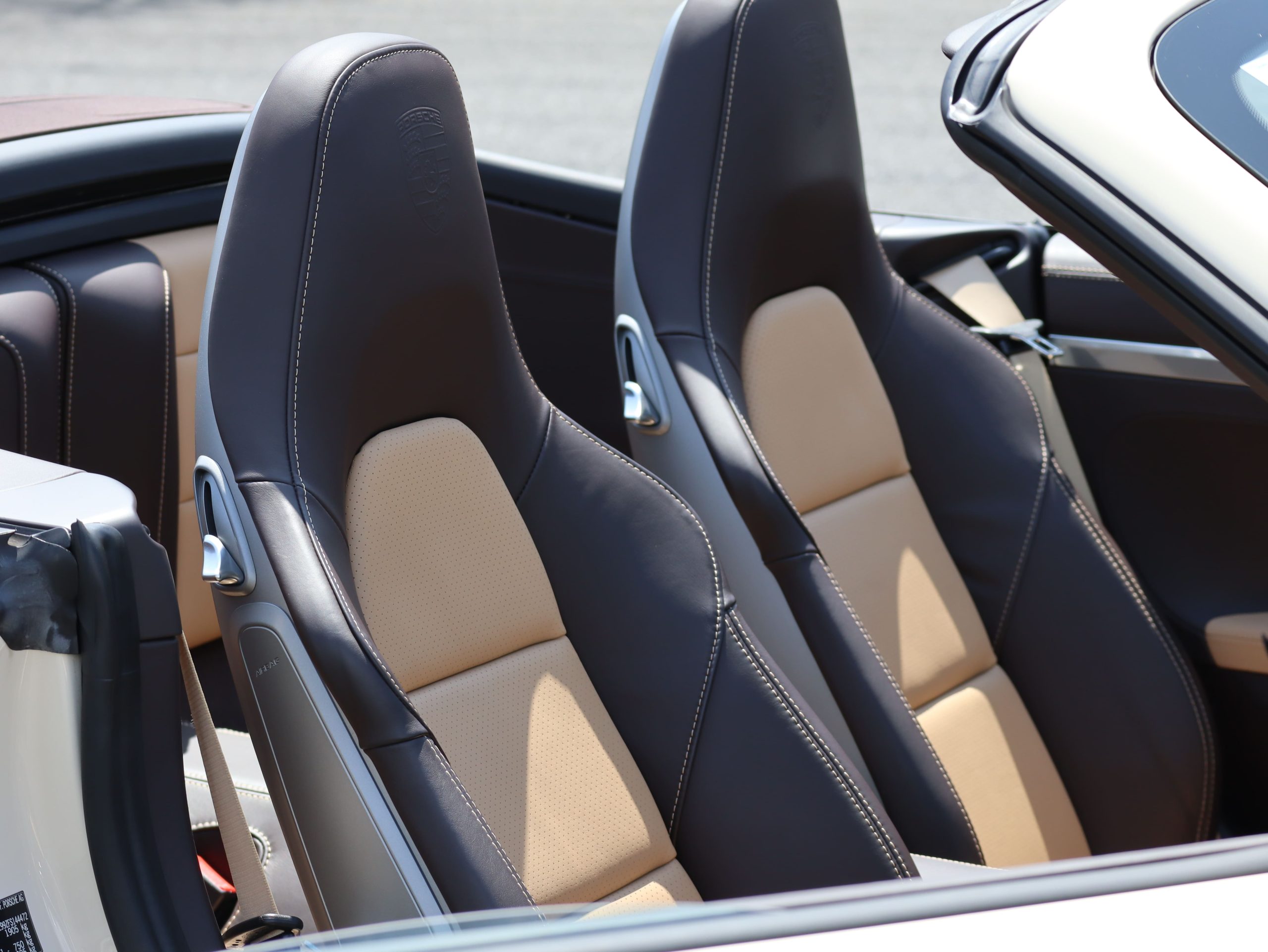 ポルシェ911カレラS カブリオレ（Type991.1）PDK<br>PTSカラー:クリームホワイト<br>エクスクルーシブマニュファクチャー<br>スポーツエグゾーストシステム<br>スポーツクロノパッケージ<br>マルチファンクションステアリング
