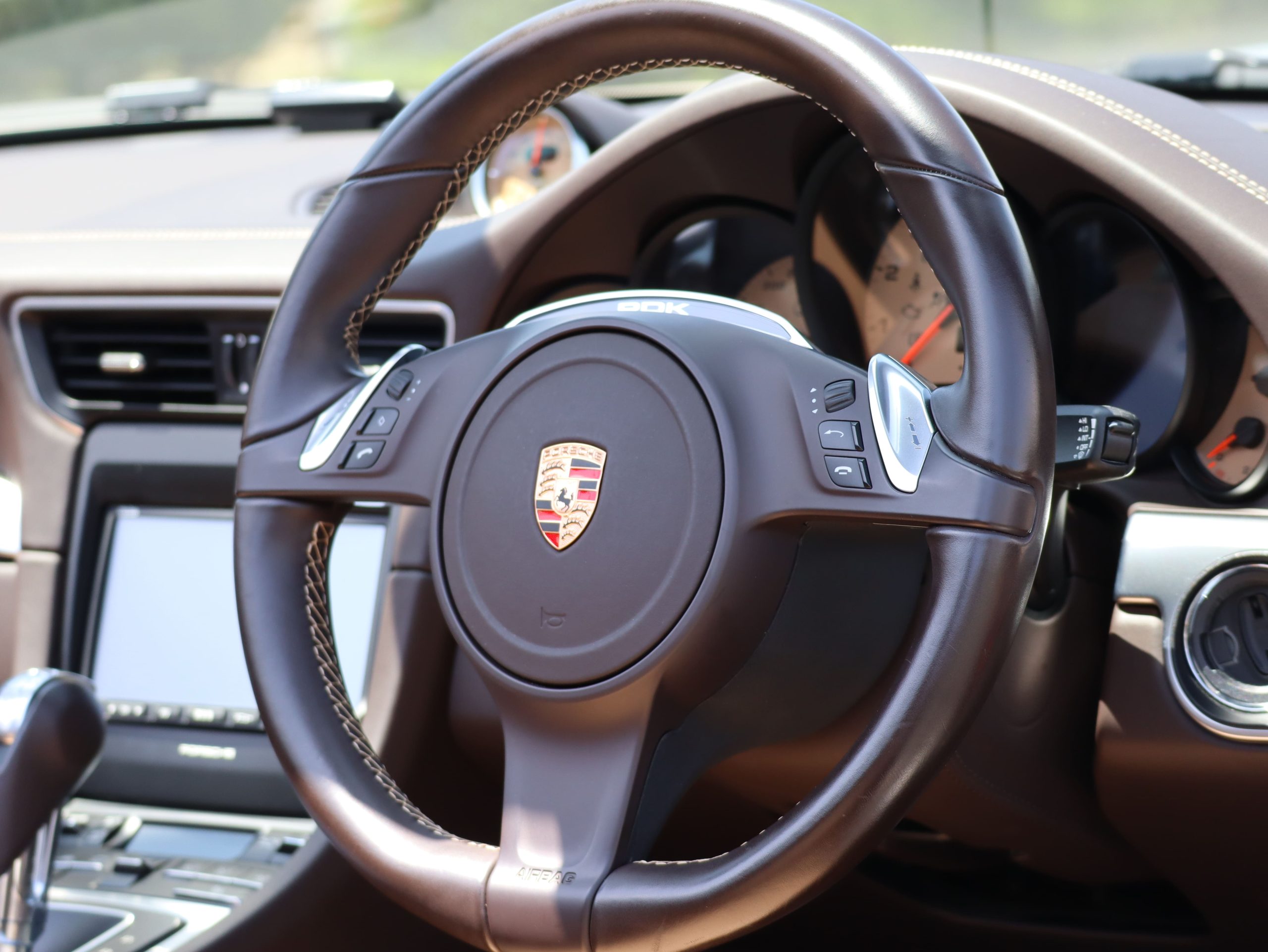 ポルシェ911カレラS カブリオレ（Type991.1）PDK<br>PTSカラー:クリームホワイト<br>エクスクルーシブマニュファクチャー<br>スポーツエグゾーストシステム<br>スポーツクロノパッケージ<br>マルチファンクションステアリング