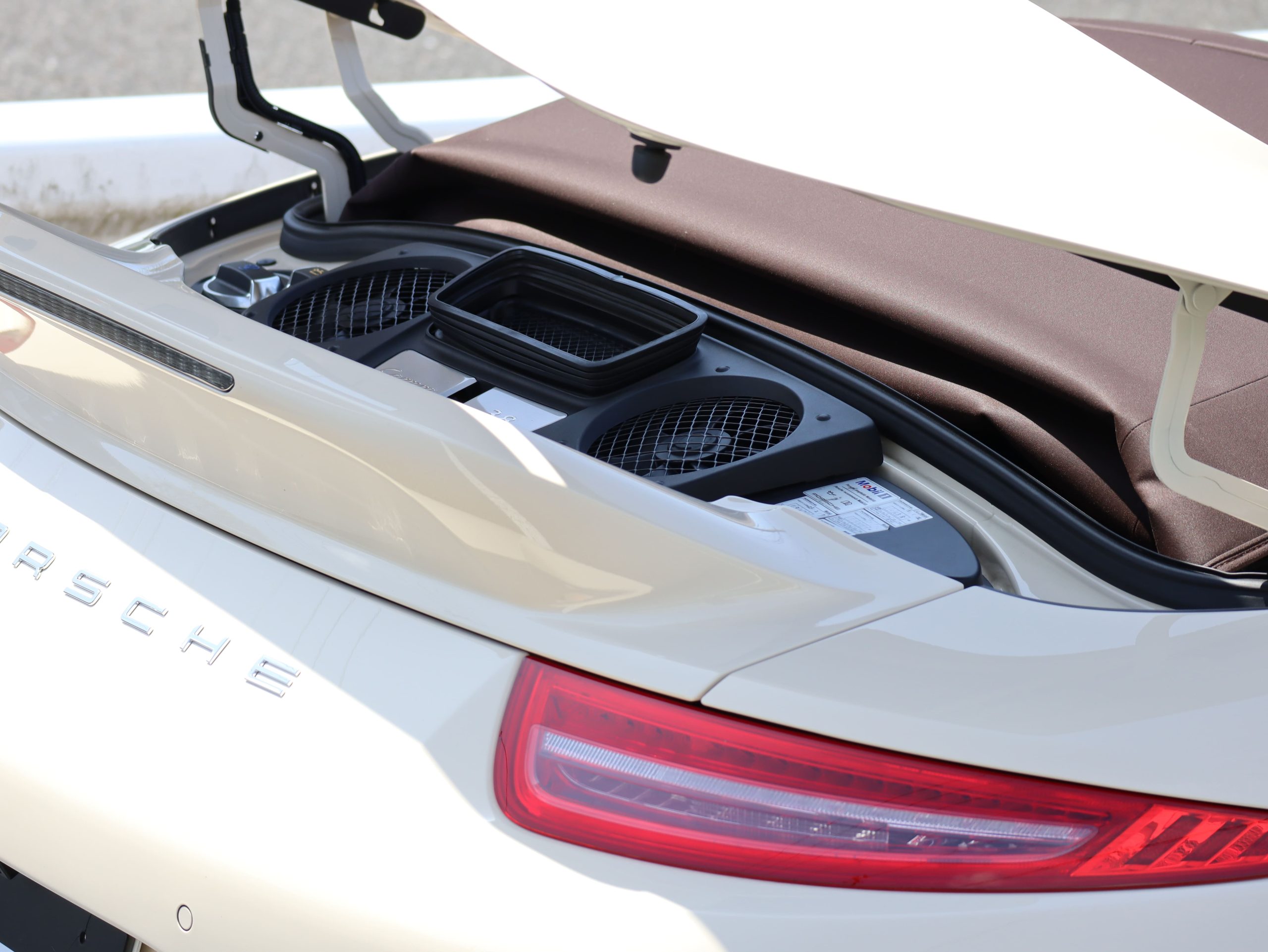 ポルシェ911カレラS カブリオレ（Type991.1）PDK<br>PTSカラー:クリームホワイト<br>エクスクルーシブマニュファクチャー<br>スポーツエグゾーストシステム<br>スポーツクロノパッケージ<br>マルチファンクションステアリング