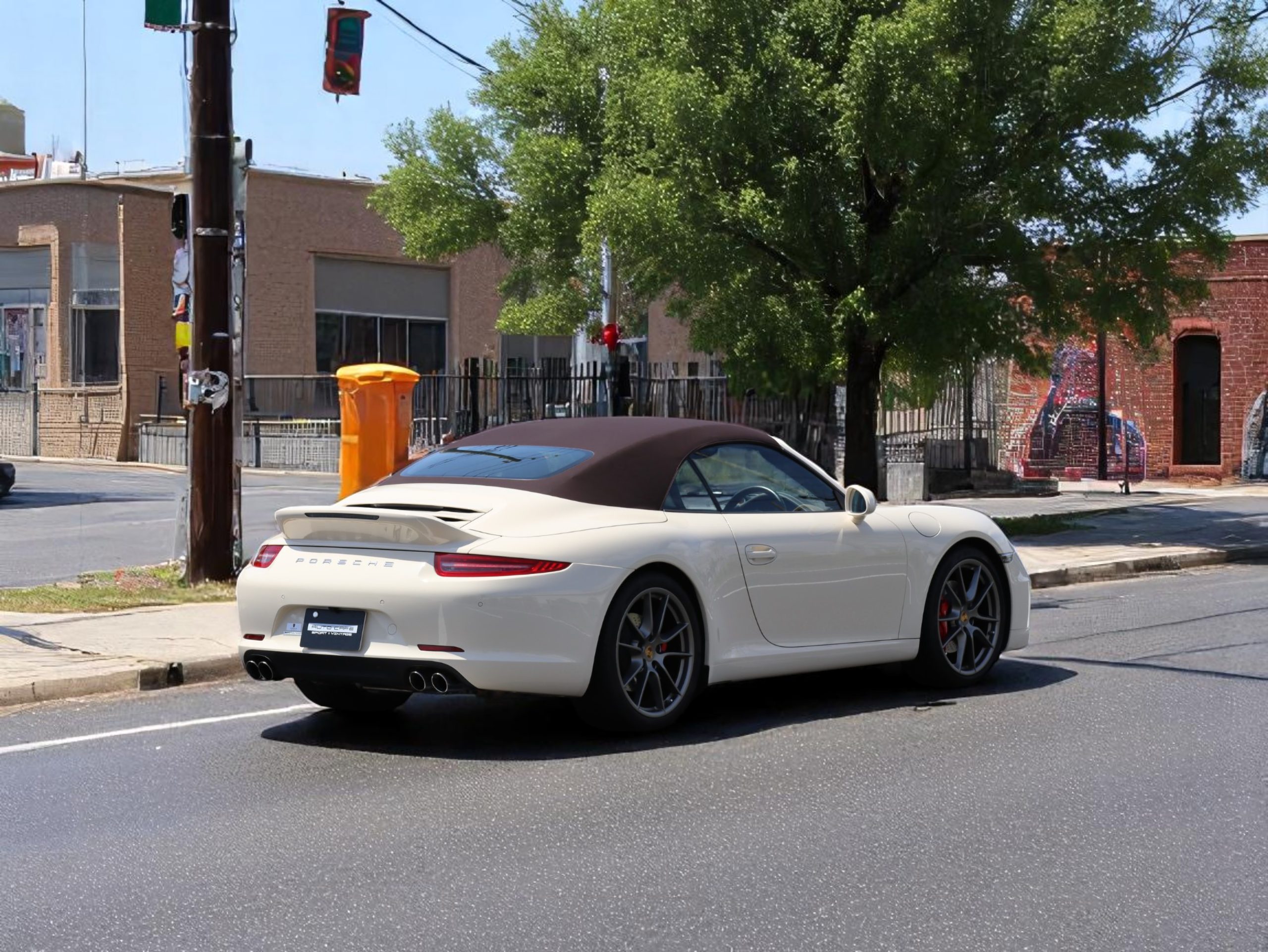 ポルシェ911カレラS カブリオレ（Type991.1）PDK<br>PTSカラー:クリームホワイト<br>エクスクルーシブマニュファクチャー<br>スポーツエグゾーストシステム<br>スポーツクロノパッケージ<br>マルチファンクションステアリング
