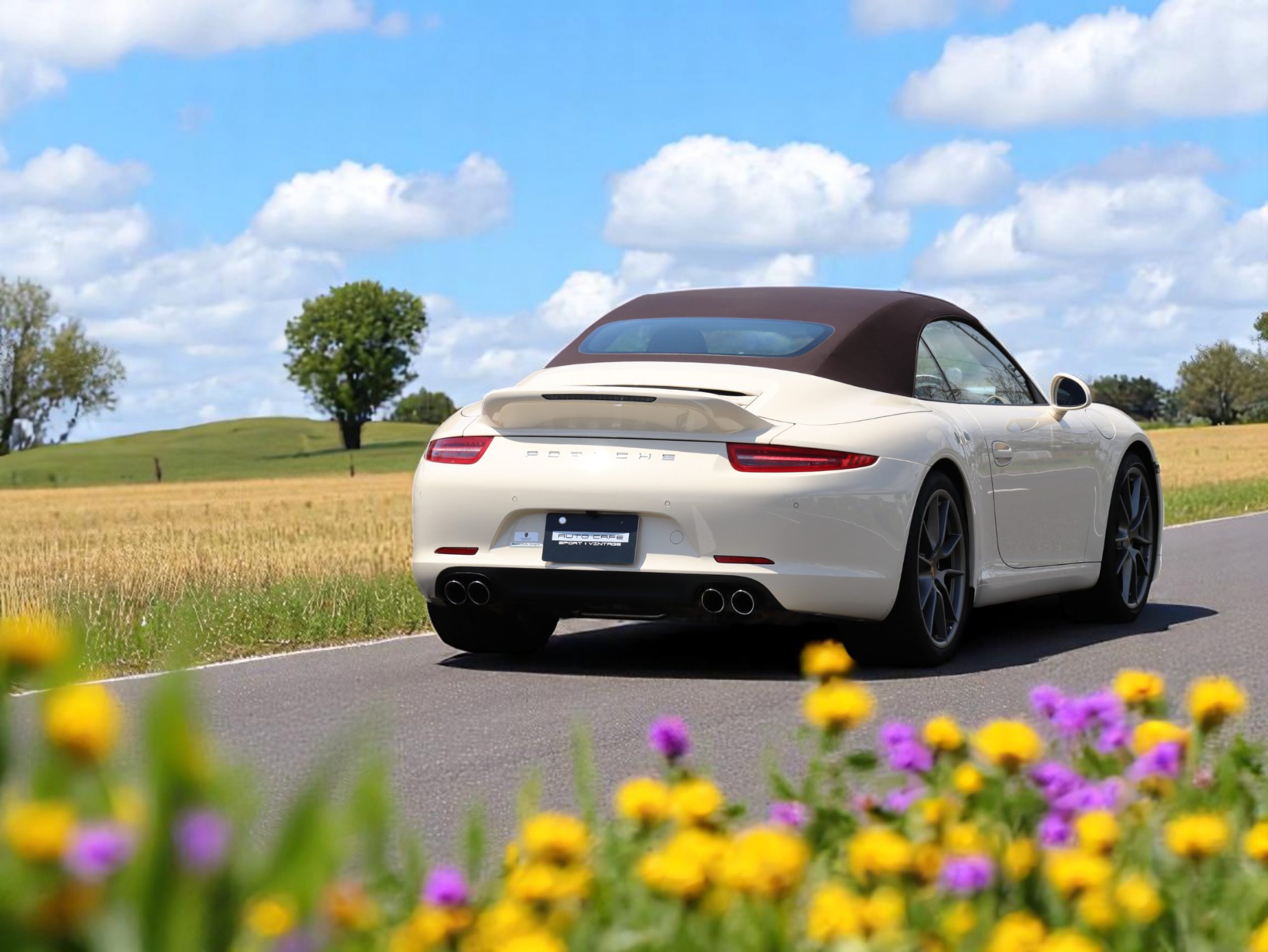 ポルシェ911カレラS カブリオレ（Type991.1）PDK<br>PTSカラー:クリームホワイト<br>エクスクルーシブマニュファクチャー<br>スポーツエグゾーストシステム<br>スポーツクロノパッケージ<br>マルチファンクションステアリング