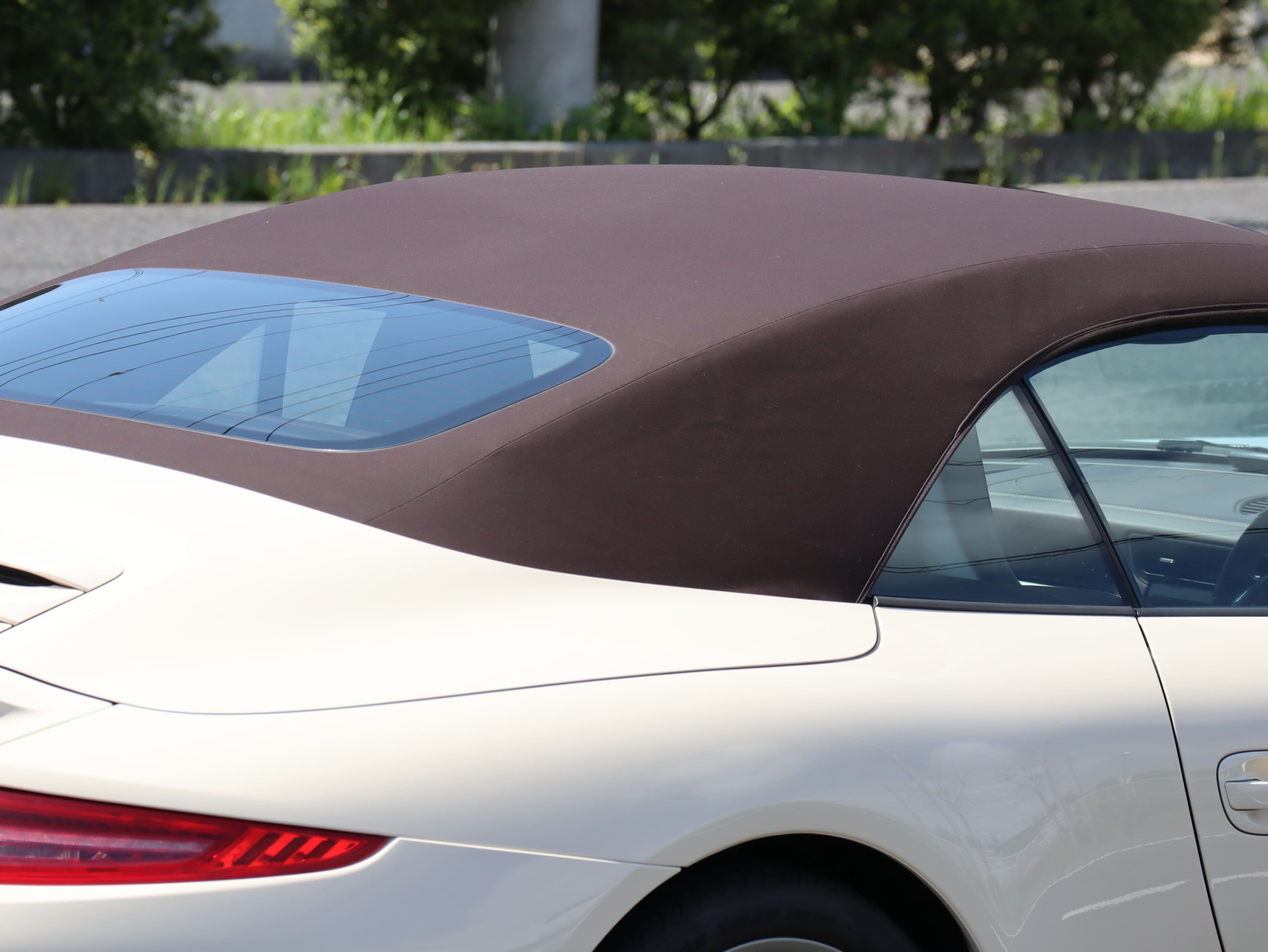 ポルシェ911カレラS カブリオレ（Type991.1）PDK<br>PTSカラー:クリームホワイト<br>エクスクルーシブマニュファクチャー<br>スポーツエグゾーストシステム<br>スポーツクロノパッケージ<br>マルチファンクションステアリング
