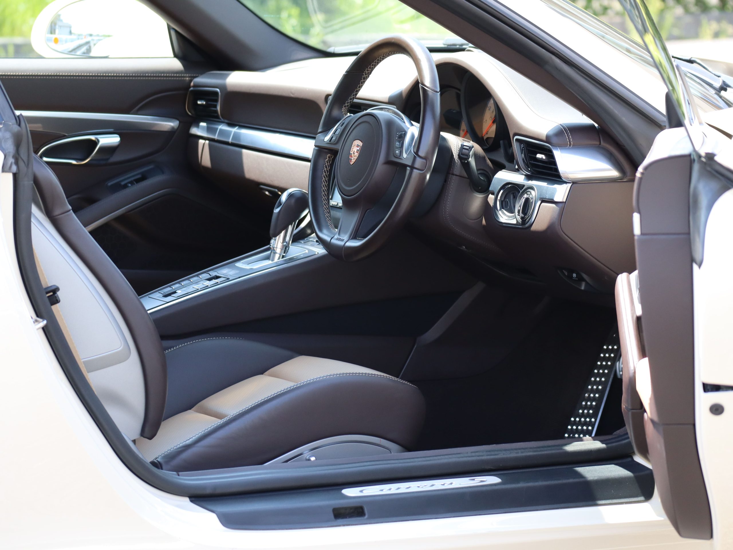 ポルシェ911カレラS カブリオレ（Type991.1）PDK<br>PTSカラー:クリームホワイト<br>エクスクルーシブマニュファクチャー<br>スポーツエグゾーストシステム<br>スポーツクロノパッケージ<br>マルチファンクションステアリング