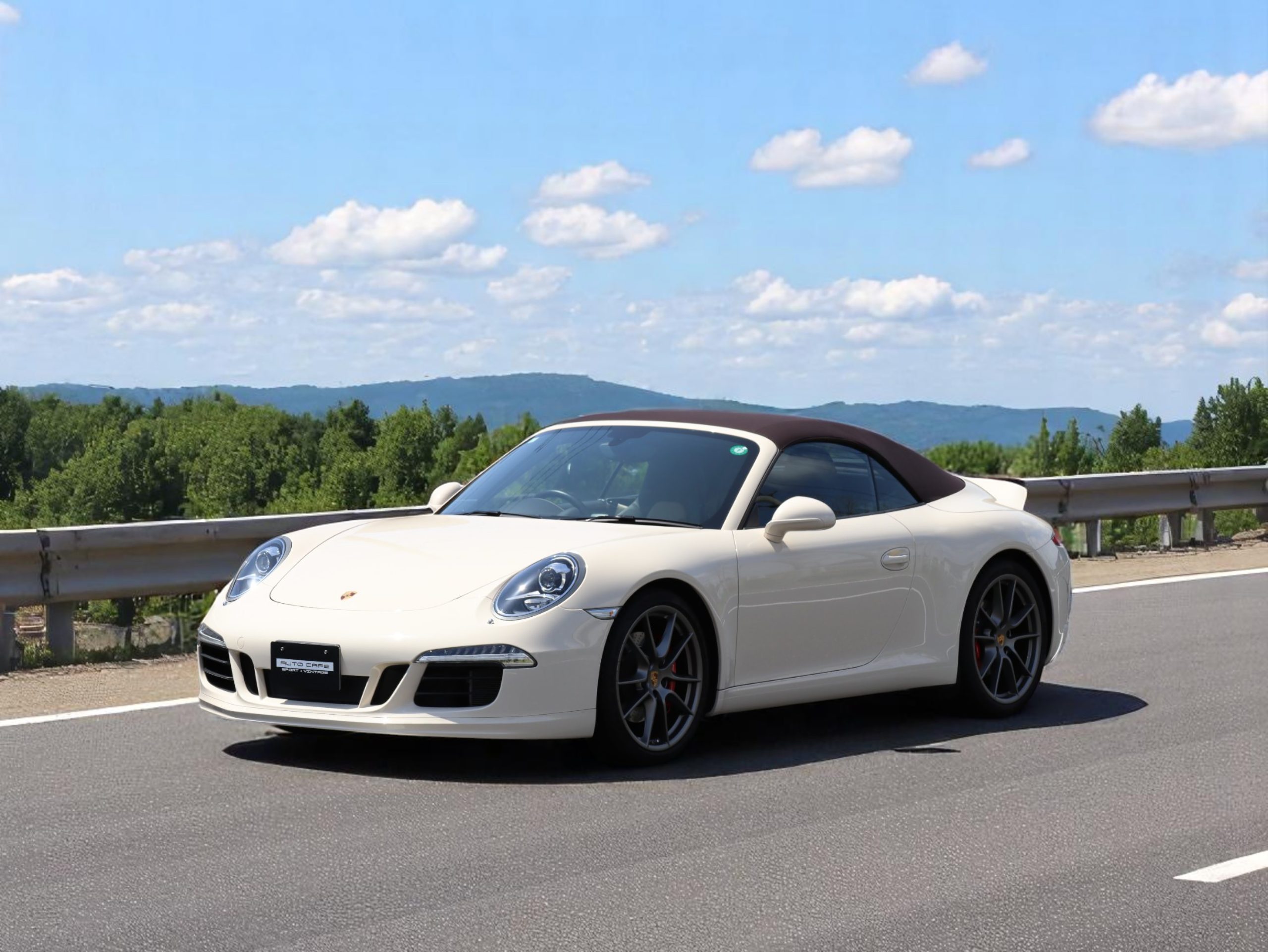 ポルシェ911カレラS カブリオレ（Type991.1）PDK<br>PTSカラー:クリームホワイト<br>エクスクルーシブマニュファクチャー<br>スポーツエグゾーストシステム<br>スポーツクロノパッケージ<br>マルチファンクションステアリング