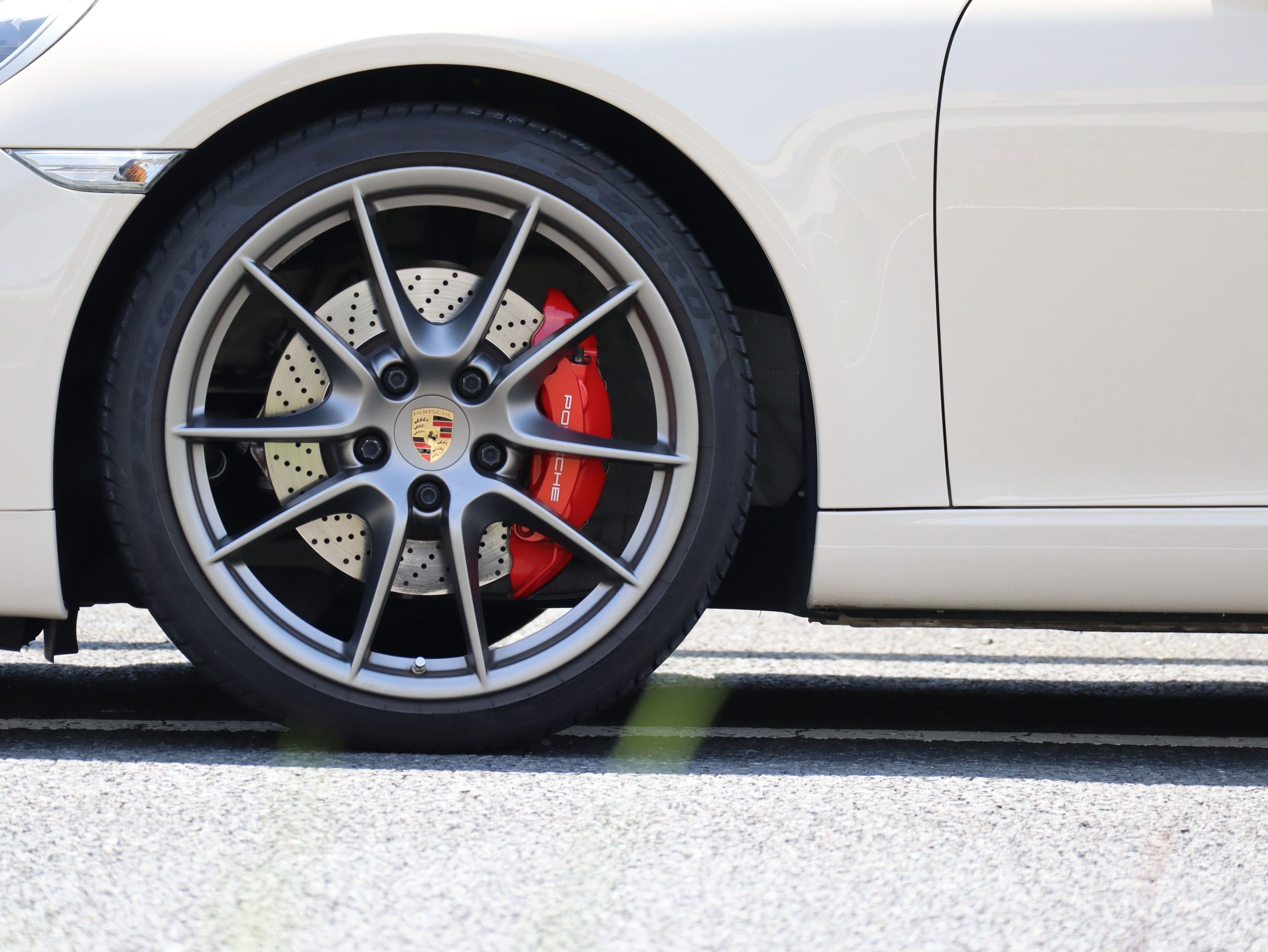 ポルシェ911カレラS カブリオレ（Type991.1）PDK<br>PTSカラー:クリームホワイト<br>エクスクルーシブマニュファクチャー<br>スポーツエグゾーストシステム<br>スポーツクロノパッケージ<br>マルチファンクションステアリング
