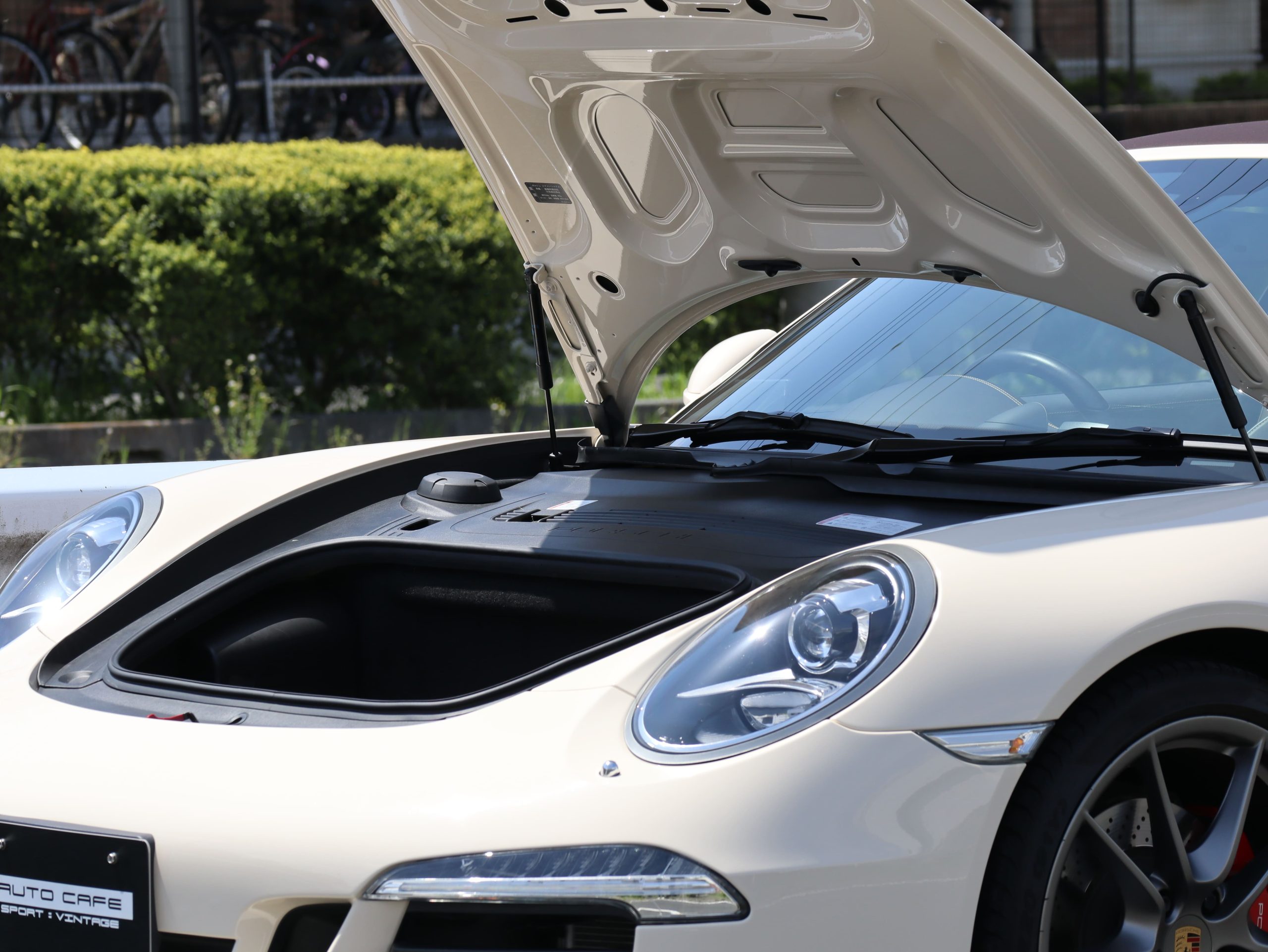 ポルシェ911カレラS カブリオレ（Type991.1）PDK<br>PTSカラー:クリームホワイト<br>エクスクルーシブマニュファクチャー<br>スポーツエグゾーストシステム<br>スポーツクロノパッケージ<br>マルチファンクションステアリング