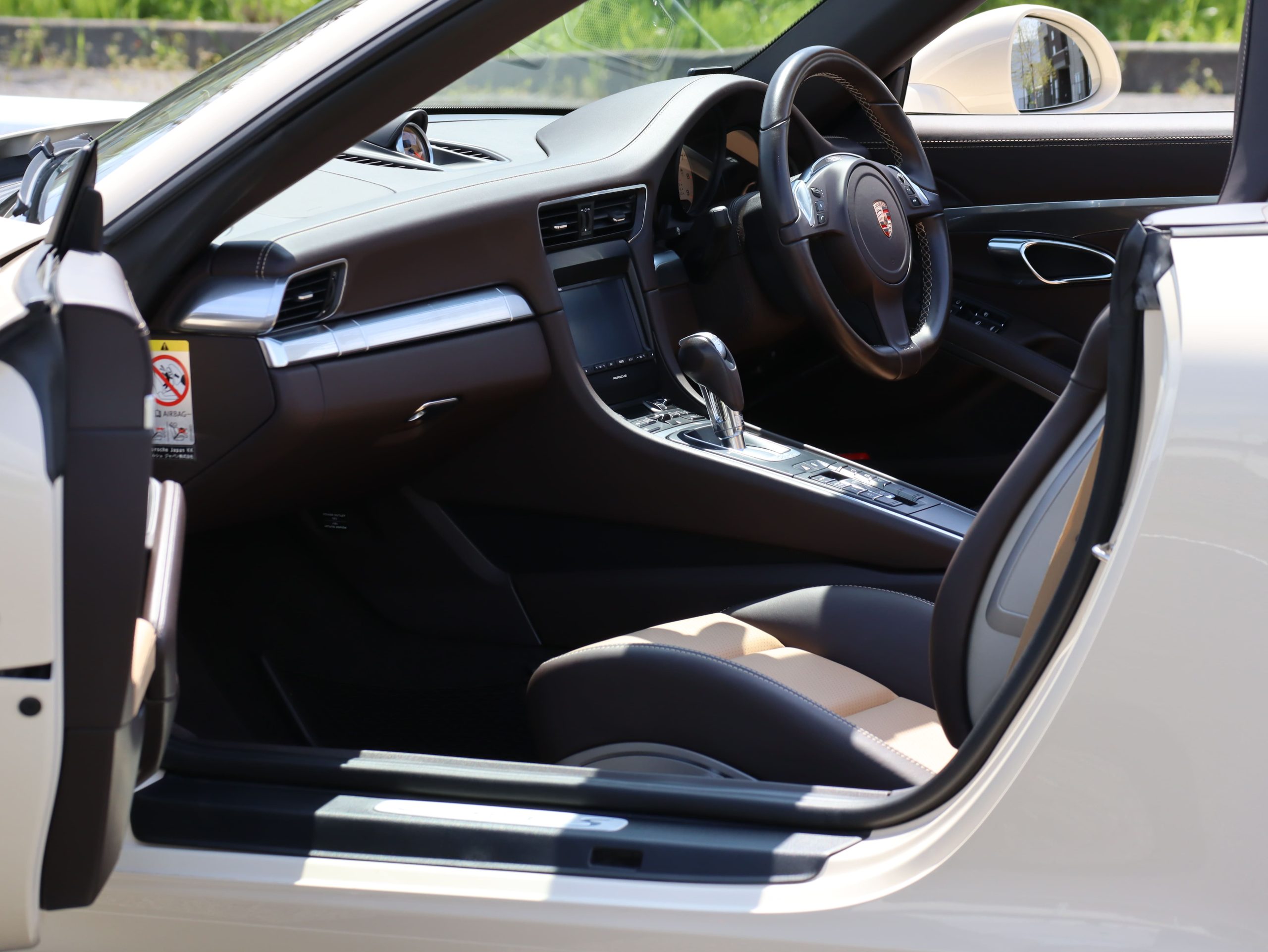 ポルシェ911カレラS カブリオレ（Type991.1）PDK<br>PTSカラー:クリームホワイト<br>エクスクルーシブマニュファクチャー<br>スポーツエグゾーストシステム<br>スポーツクロノパッケージ<br>マルチファンクションステアリング