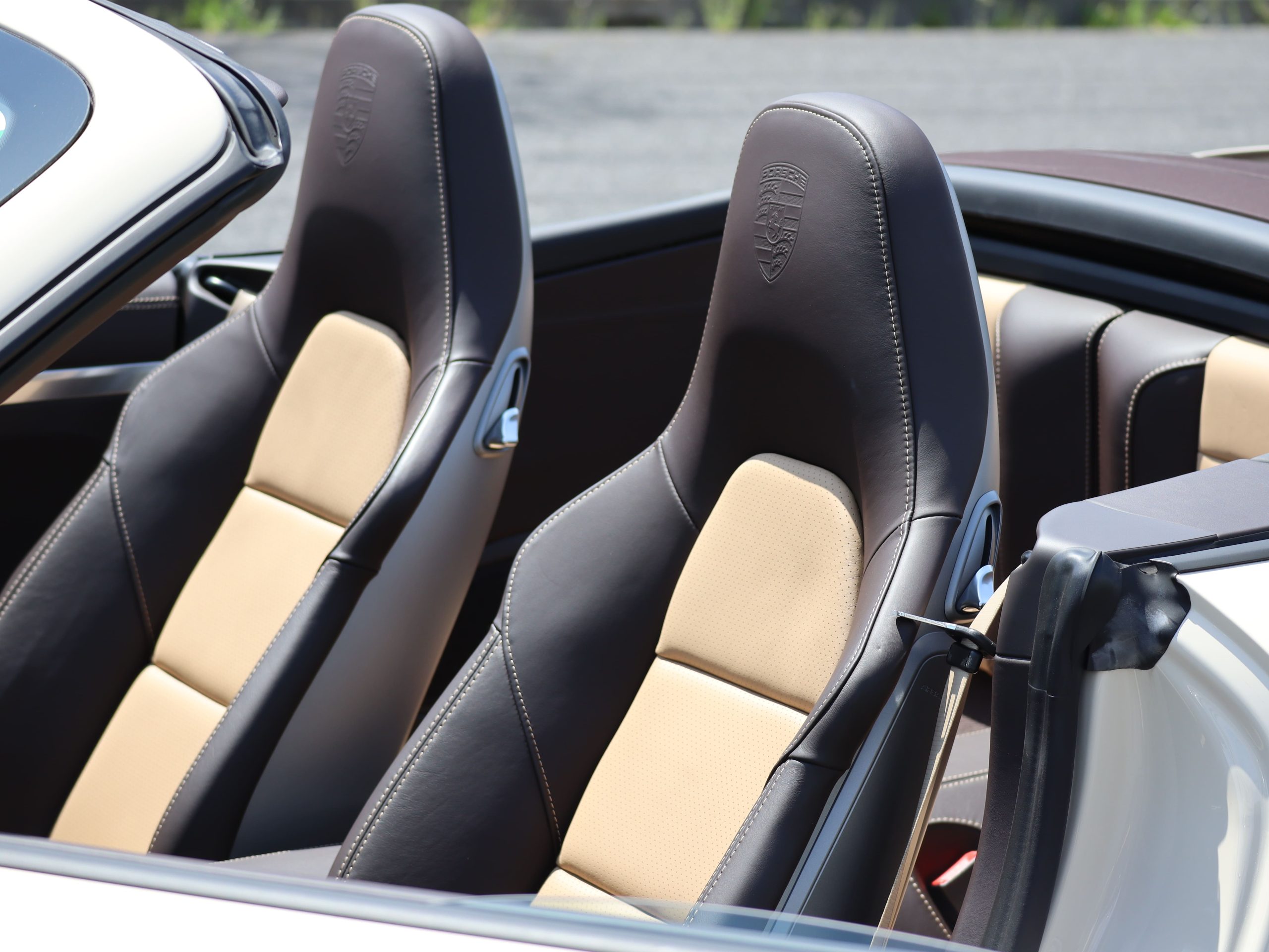 ポルシェ911カレラS カブリオレ（Type991.1）PDK<br>PTSカラー:クリームホワイト<br>エクスクルーシブマニュファクチャー<br>スポーツエグゾーストシステム<br>スポーツクロノパッケージ<br>マルチファンクションステアリング