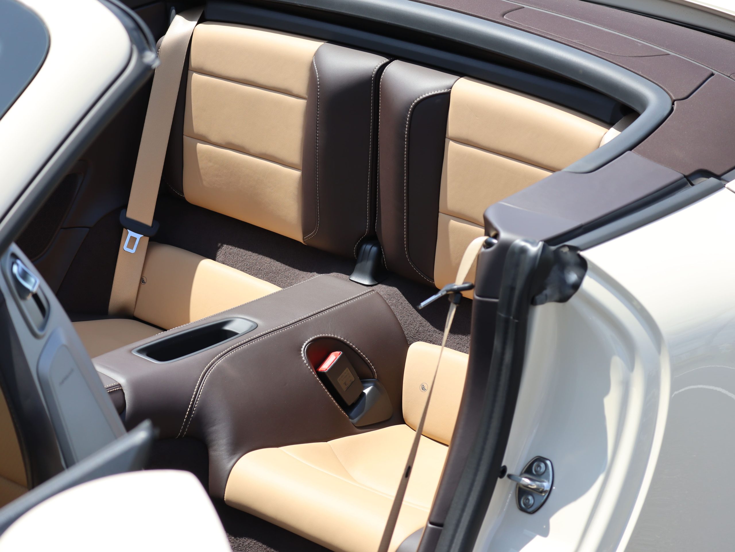 ポルシェ911カレラS カブリオレ（Type991.1）PDK<br>PTSカラー:クリームホワイト<br>エクスクルーシブマニュファクチャー<br>スポーツエグゾーストシステム<br>スポーツクロノパッケージ<br>マルチファンクションステアリング