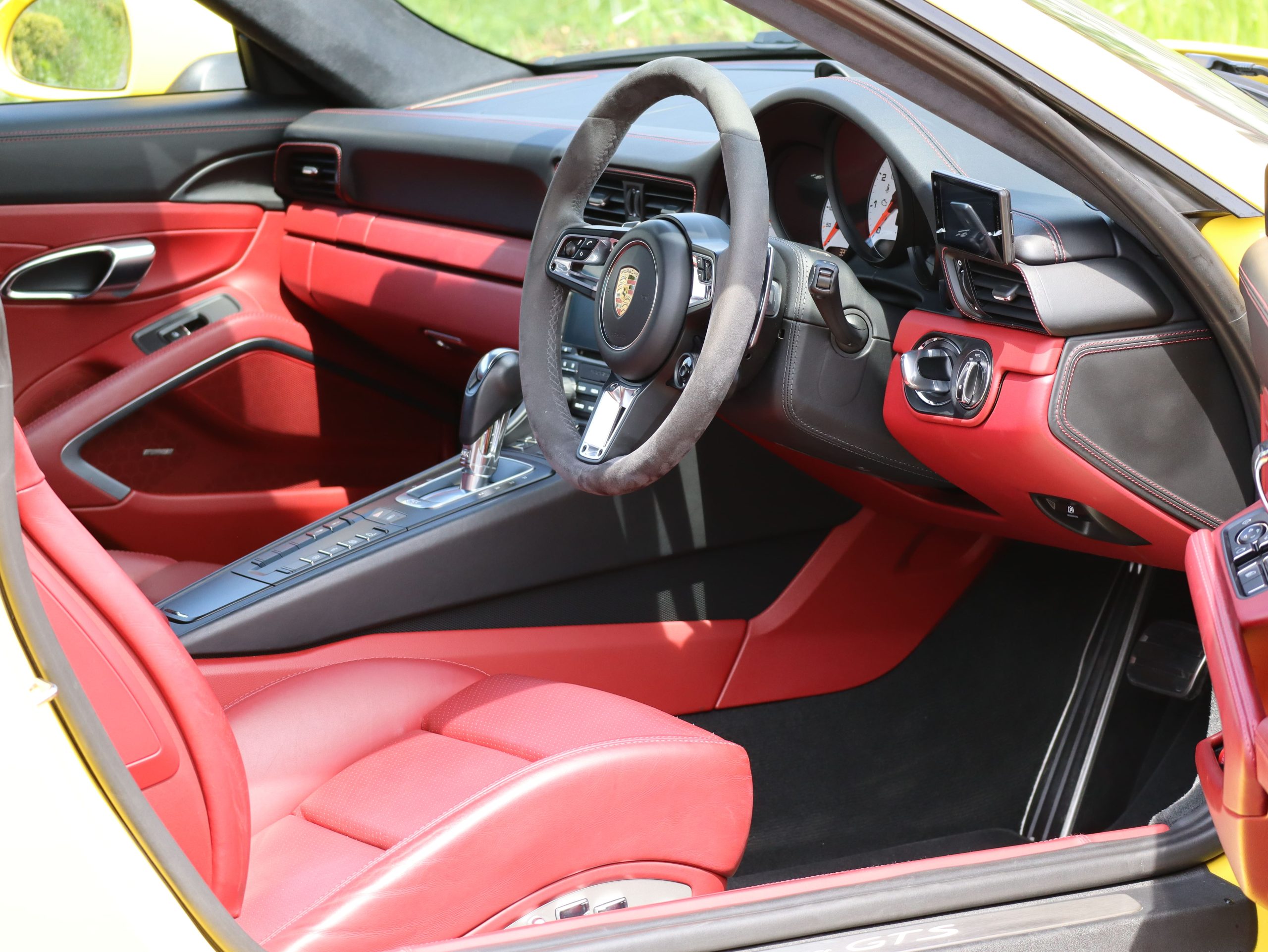 ポルシェ911カレラGTS（Type991.2）PDK<br>オプションレザーマニュファクチャー<br>フロントアクスルリフトシステム<br>アダプティブクルーズコントロール<br>PDLS+含むLEDヘッドライト<br>アダプティブスポーツシートプラス