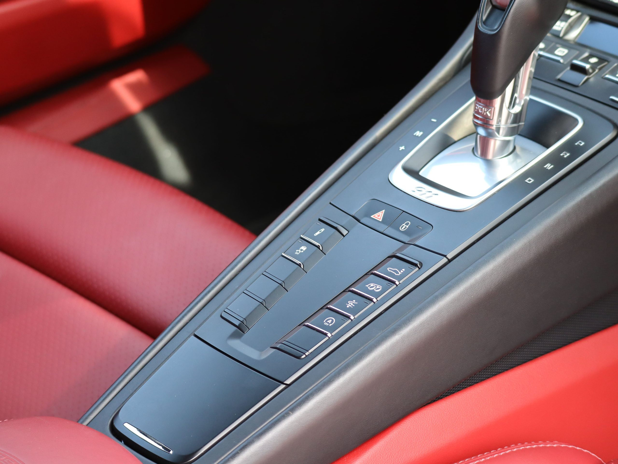 ポルシェ911カレラGTS（Type991.2）PDK<br>オプションレザーマニュファクチャー<br>フロントアクスルリフトシステム<br>アダプティブクルーズコントロール<br>PDLS+含むLEDヘッドライト<br>アダプティブスポーツシートプラス