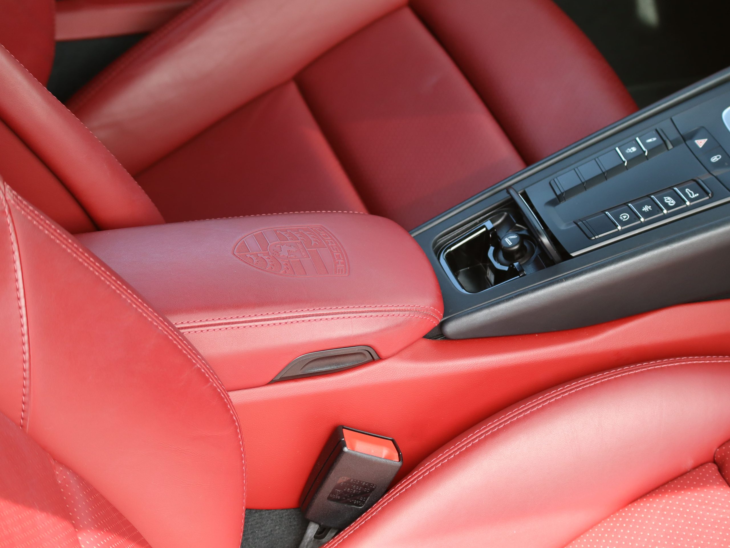 ポルシェ911カレラGTS（Type991.2）PDK<br>オプションレザーマニュファクチャー<br>フロントアクスルリフトシステム<br>アダプティブクルーズコントロール<br>PDLS+含むLEDヘッドライト<br>アダプティブスポーツシートプラス