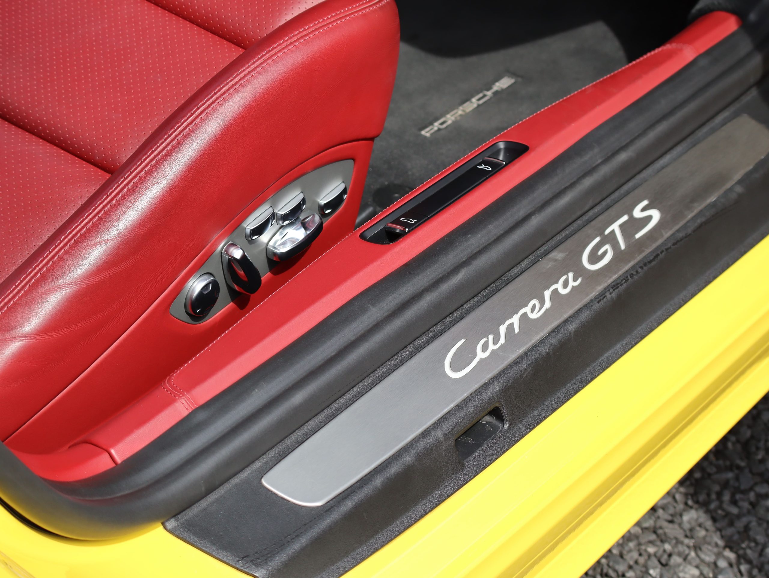 ポルシェ911カレラGTS（Type991.2）PDK<br>オプションレザーマニュファクチャー<br>フロントアクスルリフトシステム<br>アダプティブクルーズコントロール<br>PDLS+含むLEDヘッドライト<br>アダプティブスポーツシートプラス