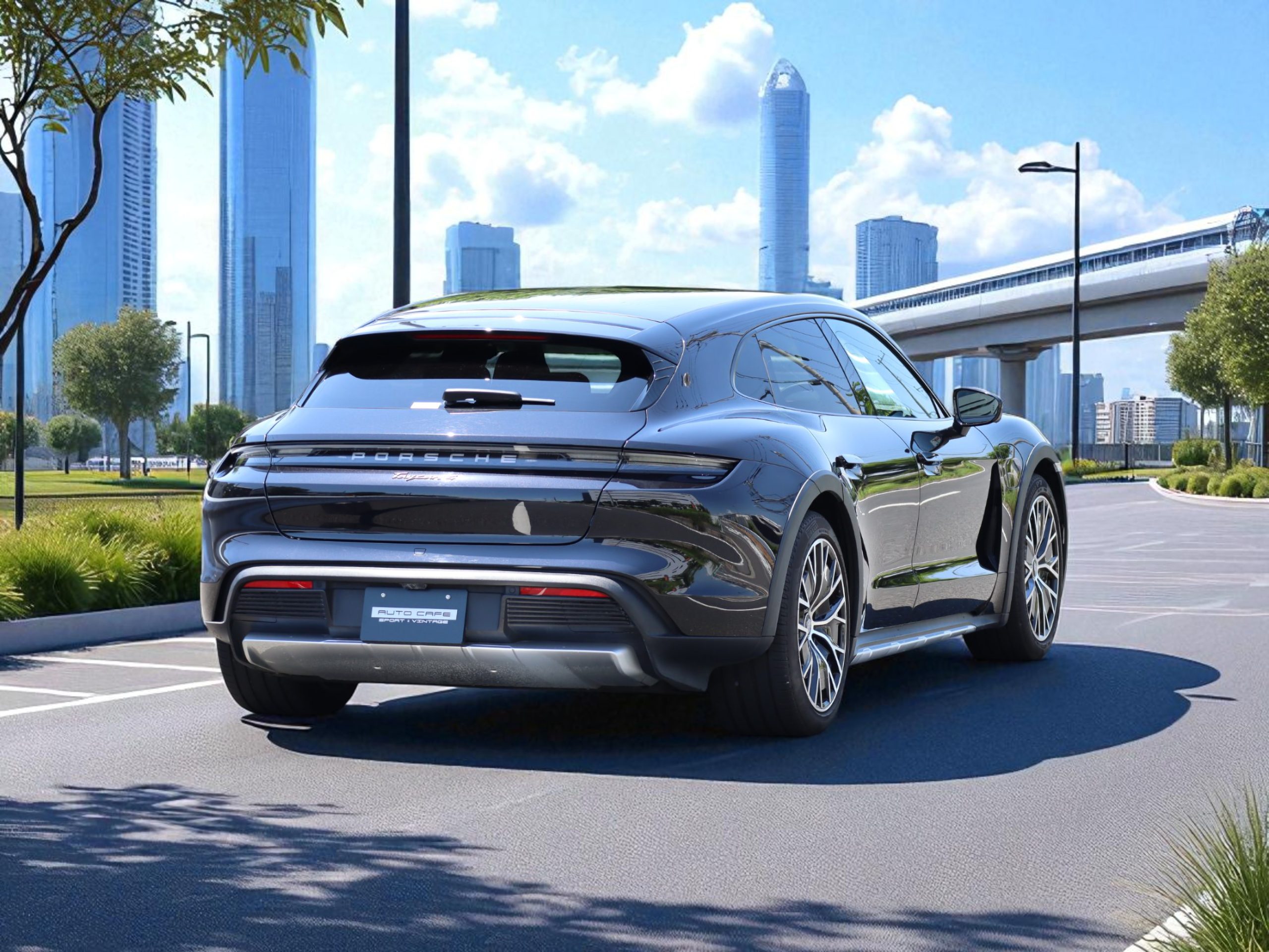タイカン4クロスツーリスモ（E-Performance）<br>エレクトリックスポーツサウンド<br>固定式パノラミックガラスルーフ<br>PDLS+含むLEDヘッドライト<br>BOSEサラウンドサウンドシステム<br>ターボSエアロデザインホイール