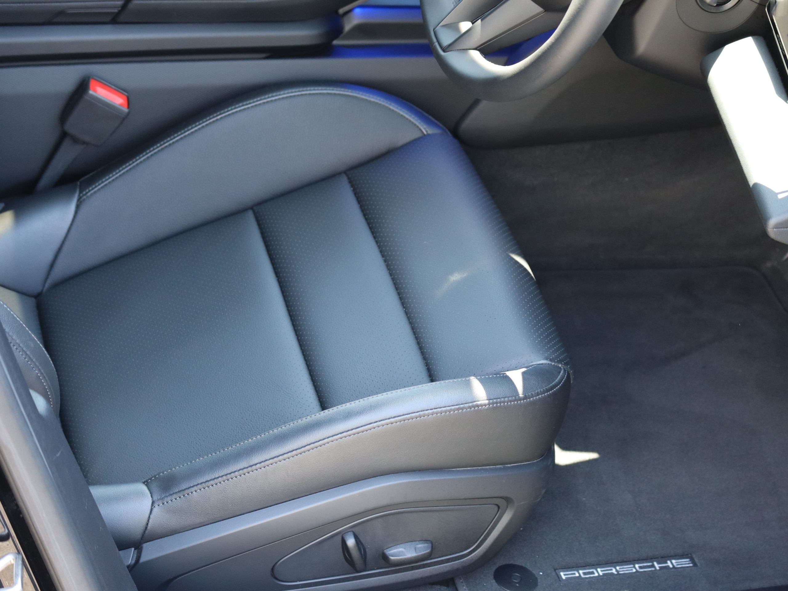 タイカン4クロスツーリスモ（E-Performance）<br>エレクトリックスポーツサウンド<br>固定式パノラミックガラスルーフ<br>PDLS+含むLEDヘッドライト<br>BOSEサラウンドサウンドシステム<br>ターボSエアロデザインホイール
