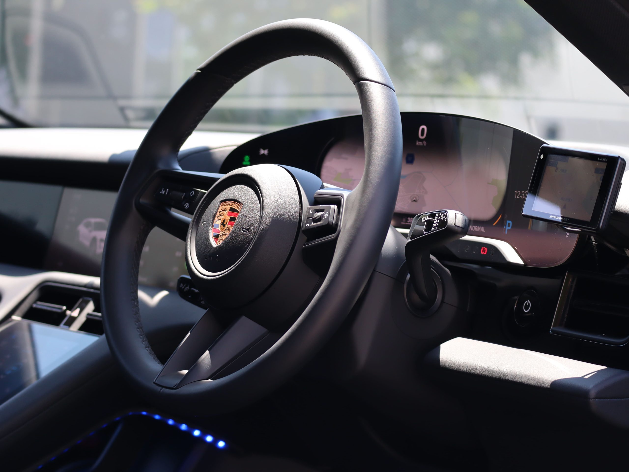 タイカン4クロスツーリスモ（E-Performance）<br>エレクトリックスポーツサウンド<br>固定式パノラミックガラスルーフ<br>PDLS+含むLEDヘッドライト<br>BOSEサラウンドサウンドシステム<br>ターボSエアロデザインホイール