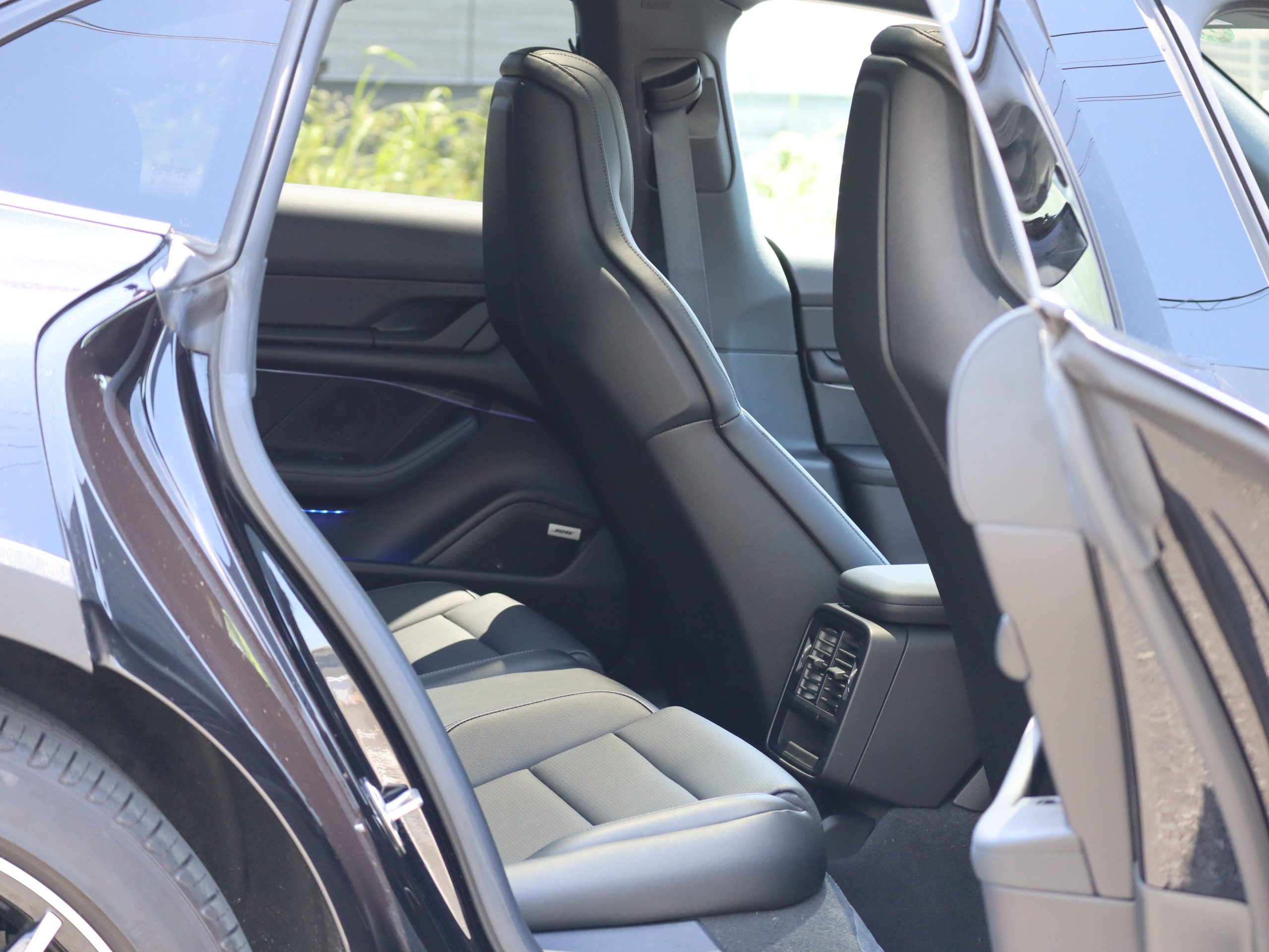 タイカン4クロスツーリスモ（E-Performance）<br>エレクトリックスポーツサウンド<br>固定式パノラミックガラスルーフ<br>PDLS+含むLEDヘッドライト<br>BOSEサラウンドサウンドシステム<br>ターボSエアロデザインホイール