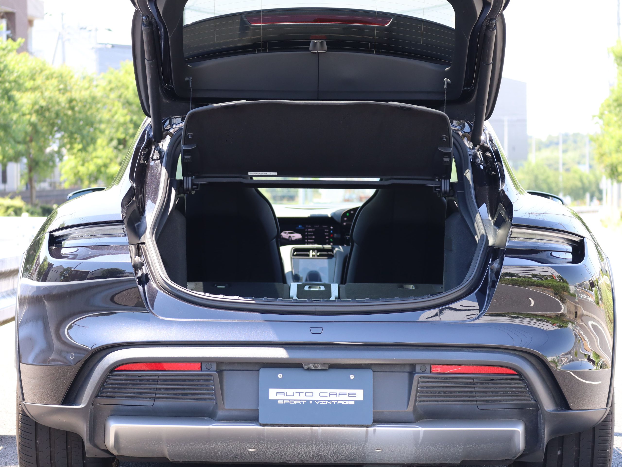 タイカン4クロスツーリスモ（E-Performance）<br>エレクトリックスポーツサウンド<br>固定式パノラミックガラスルーフ<br>PDLS+含むLEDヘッドライト<br>BOSEサラウンドサウンドシステム<br>ターボSエアロデザインホイール
