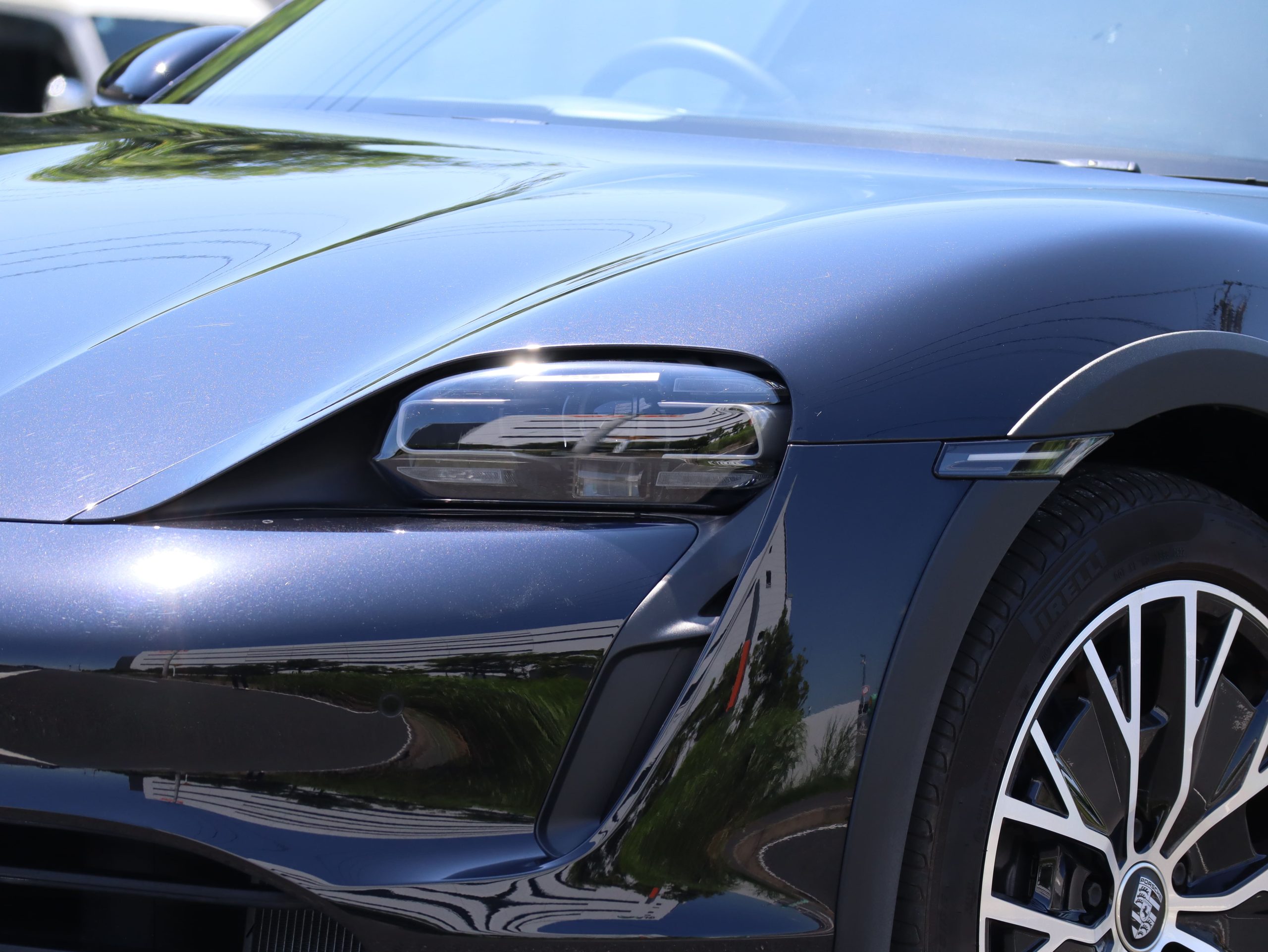 タイカン4クロスツーリスモ（E-Performance）<br>エレクトリックスポーツサウンド<br>固定式パノラミックガラスルーフ<br>PDLS+含むLEDヘッドライト<br>BOSEサラウンドサウンドシステム<br>ターボSエアロデザインホイール