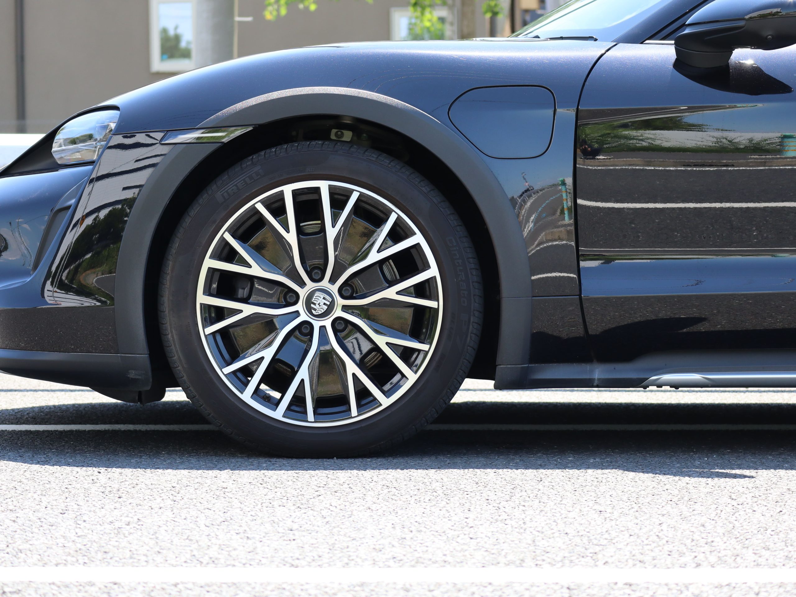 タイカン4クロスツーリスモ（E-Performance）<br>エレクトリックスポーツサウンド<br>固定式パノラミックガラスルーフ<br>PDLS+含むLEDヘッドライト<br>BOSEサラウンドサウンドシステム<br>ターボSエアロデザインホイール