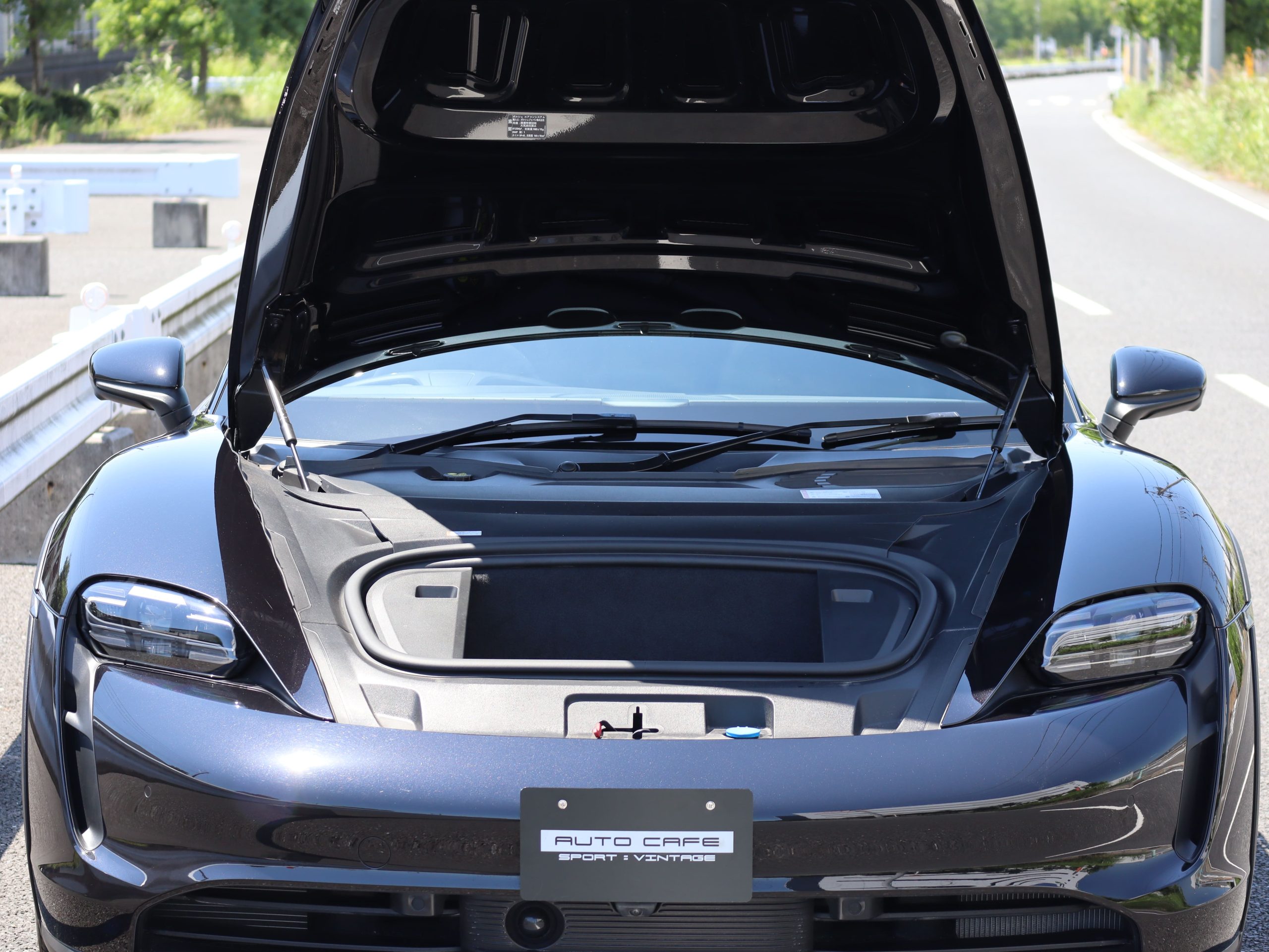 タイカン4クロスツーリスモ（E-Performance）<br>エレクトリックスポーツサウンド<br>固定式パノラミックガラスルーフ<br>PDLS+含むLEDヘッドライト<br>BOSEサラウンドサウンドシステム<br>ターボSエアロデザインホイール