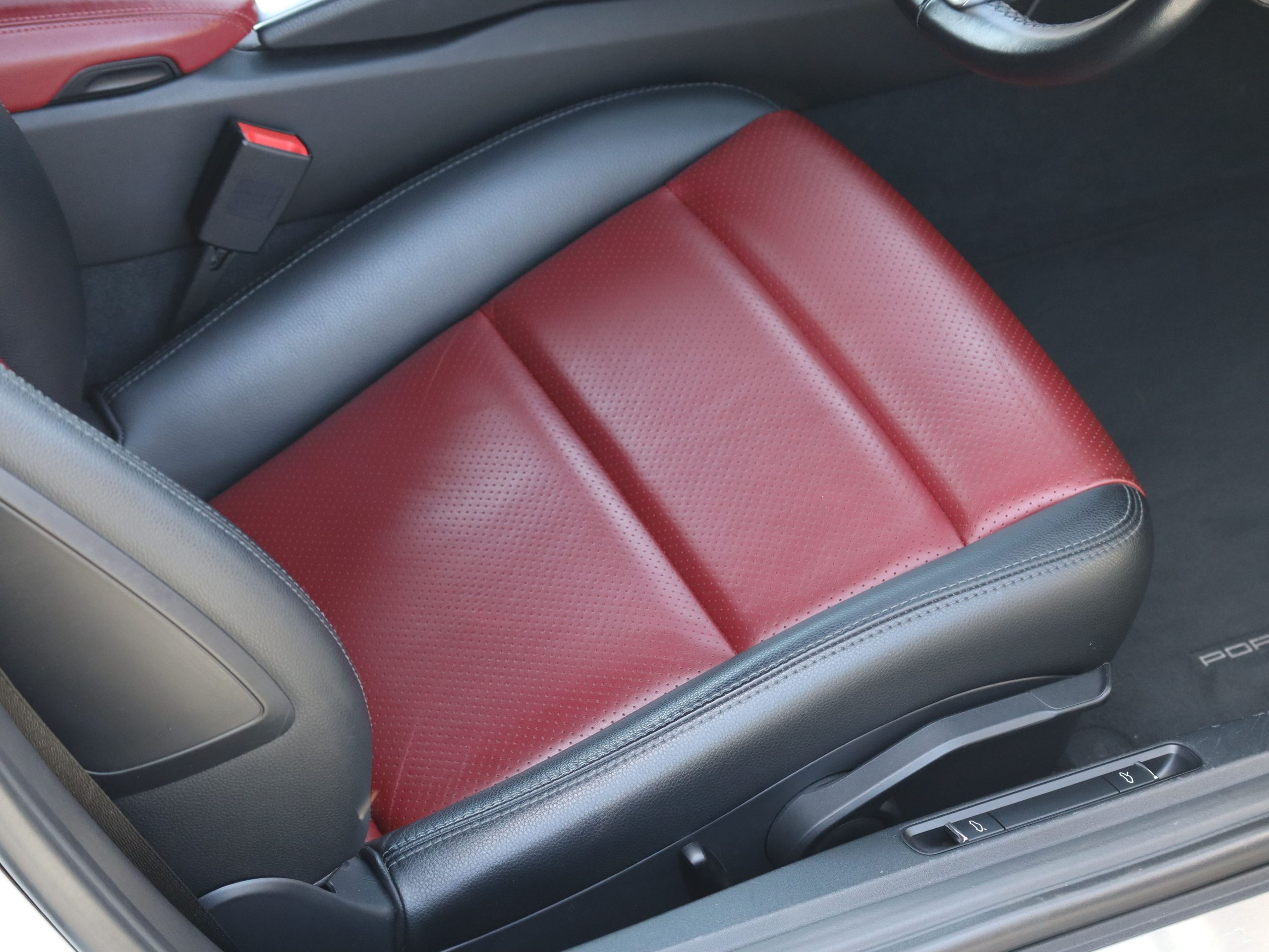 718ケイマン（Type982）PDK<br>スポーツクロノパッケージ<br>ツートンレザーパッケージ<br>ガンメタ仕上げTWSホイール20インチ<br>BOSEサラウンドサウンドシステム