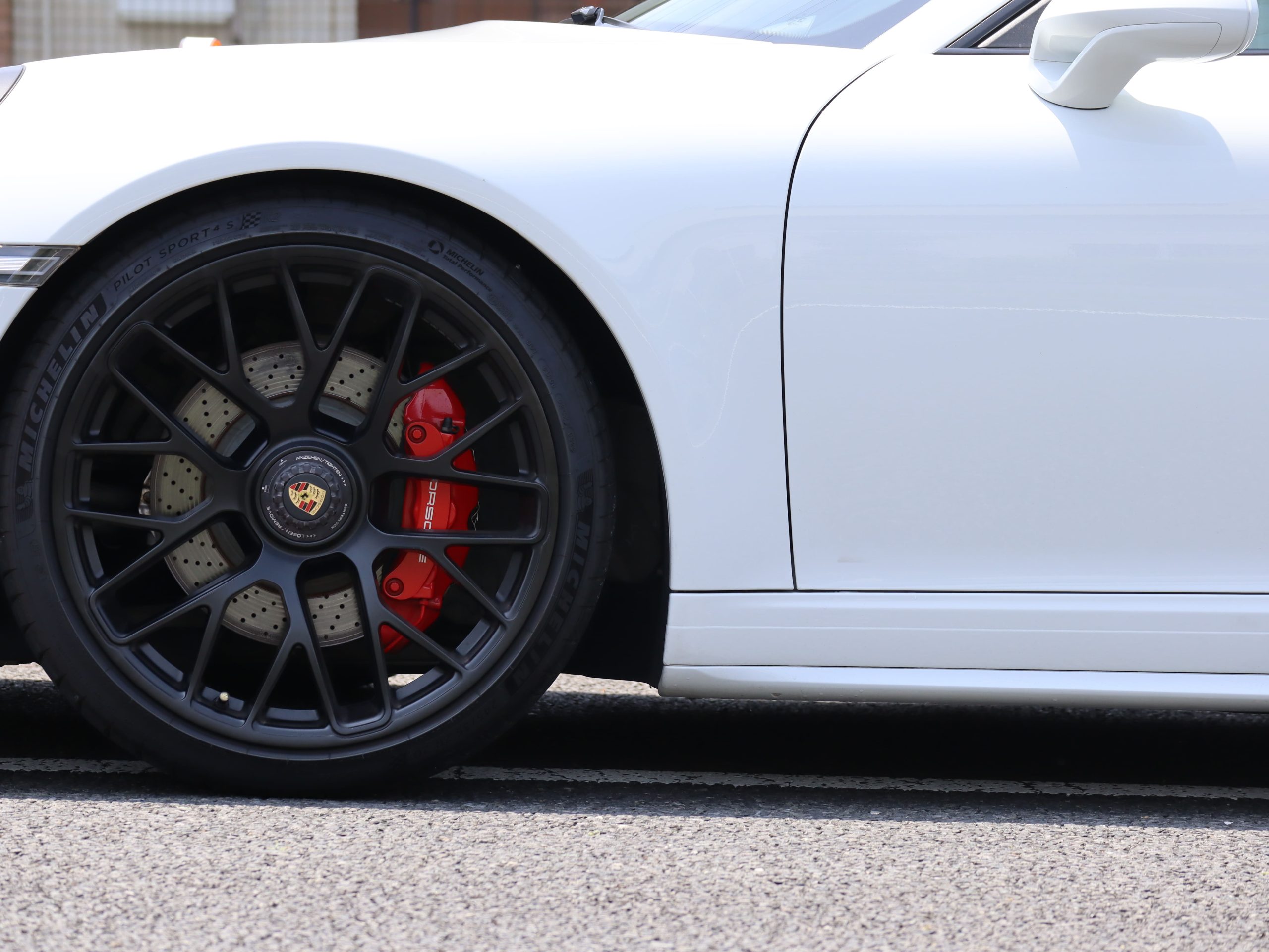 ★ポルシェ911カレラ4GTS（Type991.1）PDK<br>ダイナミックシャシーコントロール（PDCC）<br>スポーツクロノパッケージ<br>スポーツエグゾーストシステム<br>スポーツデザインドアミラー<br>センターロック式ターボSホイール