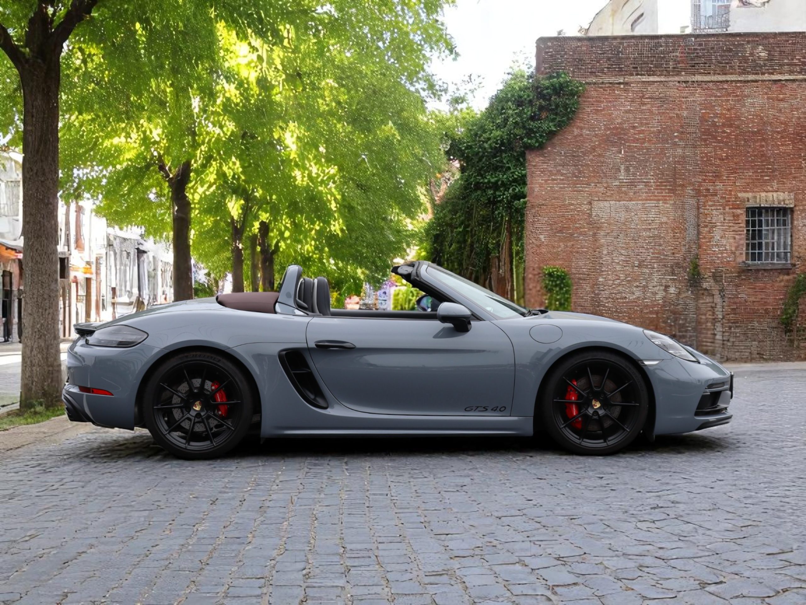 ポルシェ718ボクスターGTS4.0（Type982）6MT<br>スポーツクロノパッケージ<br>スポーツエグゾーストシステム<br>ヒーター付きGTステアリング<br>PDLS+含むLEDヘッドライト<br><br>20インチ718Sportホイール