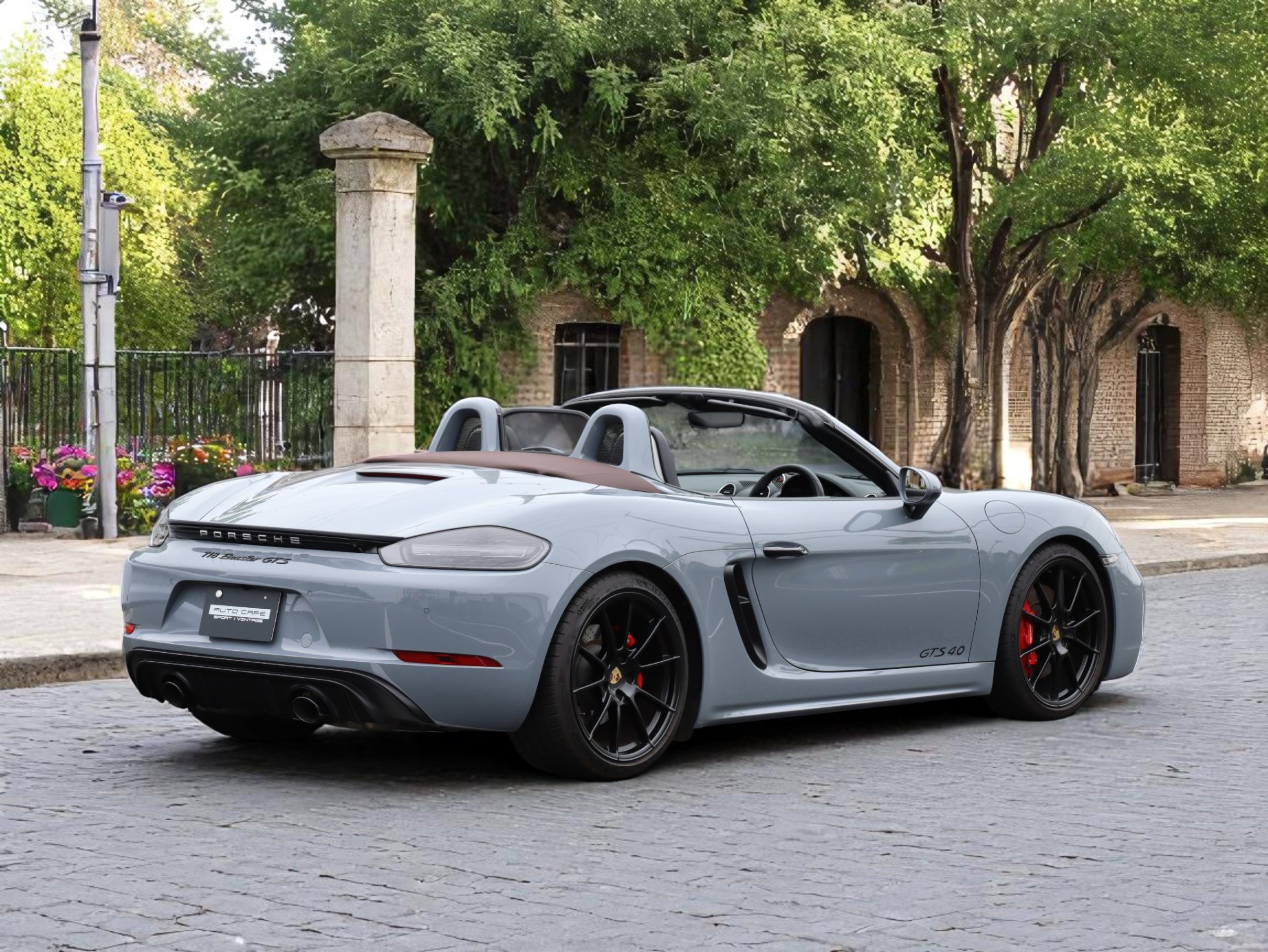 ポルシェ718ボクスターGTS4.0（Type982）6MT<br>スポーツクロノパッケージ<br>スポーツエグゾーストシステム<br>ヒーター付きGTステアリング<br>PDLS+含むLEDヘッドライト<br><br>20インチ718Sportホイール