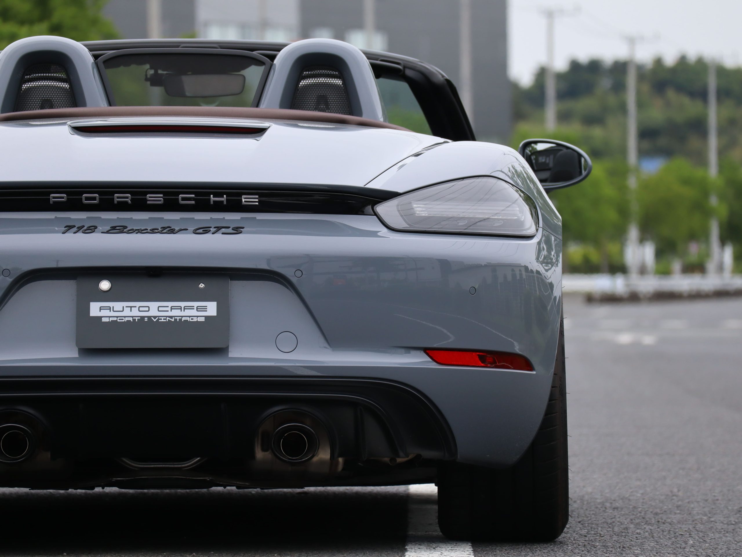 ポルシェ718ボクスターGTS4.0（Type982）6MT<br>スポーツクロノパッケージ<br>スポーツエグゾーストシステム<br>ヒーター付きGTステアリング<br>PDLS+含むLEDヘッドライト<br><br>20インチ718Sportホイール