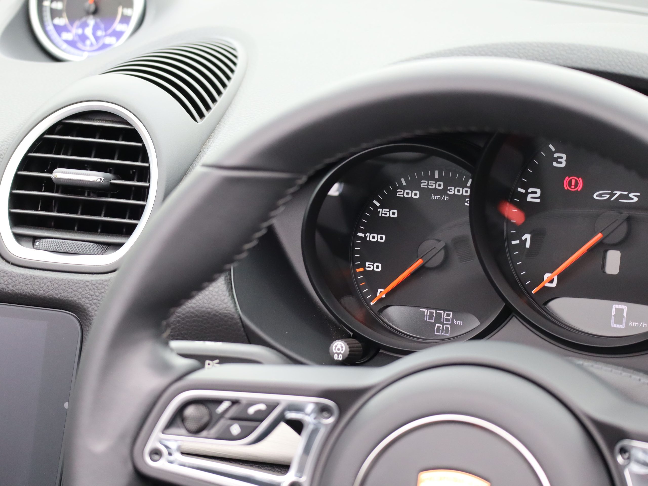 ポルシェ718ボクスターGTS4.0（Type982）6MT<br>スポーツクロノパッケージ<br>スポーツエグゾーストシステム<br>ヒーター付きGTステアリング<br>PDLS+含むLEDヘッドライト<br><br>20インチ718Sportホイール