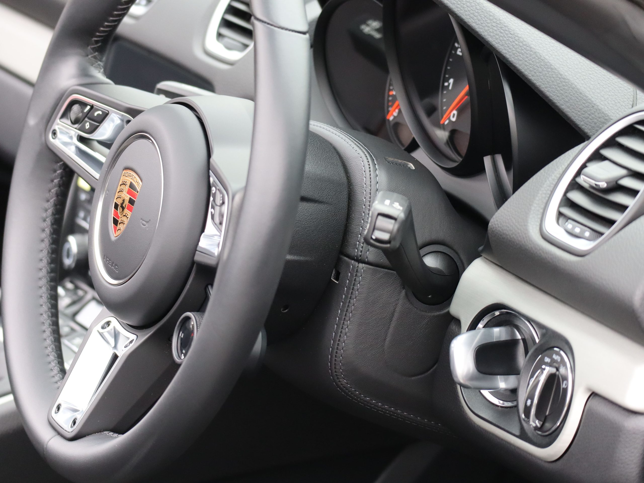 ポルシェ718ボクスターGTS4.0（Type982）6MT<br>スポーツクロノパッケージ<br>スポーツエグゾーストシステム<br>ヒーター付きGTステアリング<br>PDLS+含むLEDヘッドライト<br><br>20インチ718Sportホイール