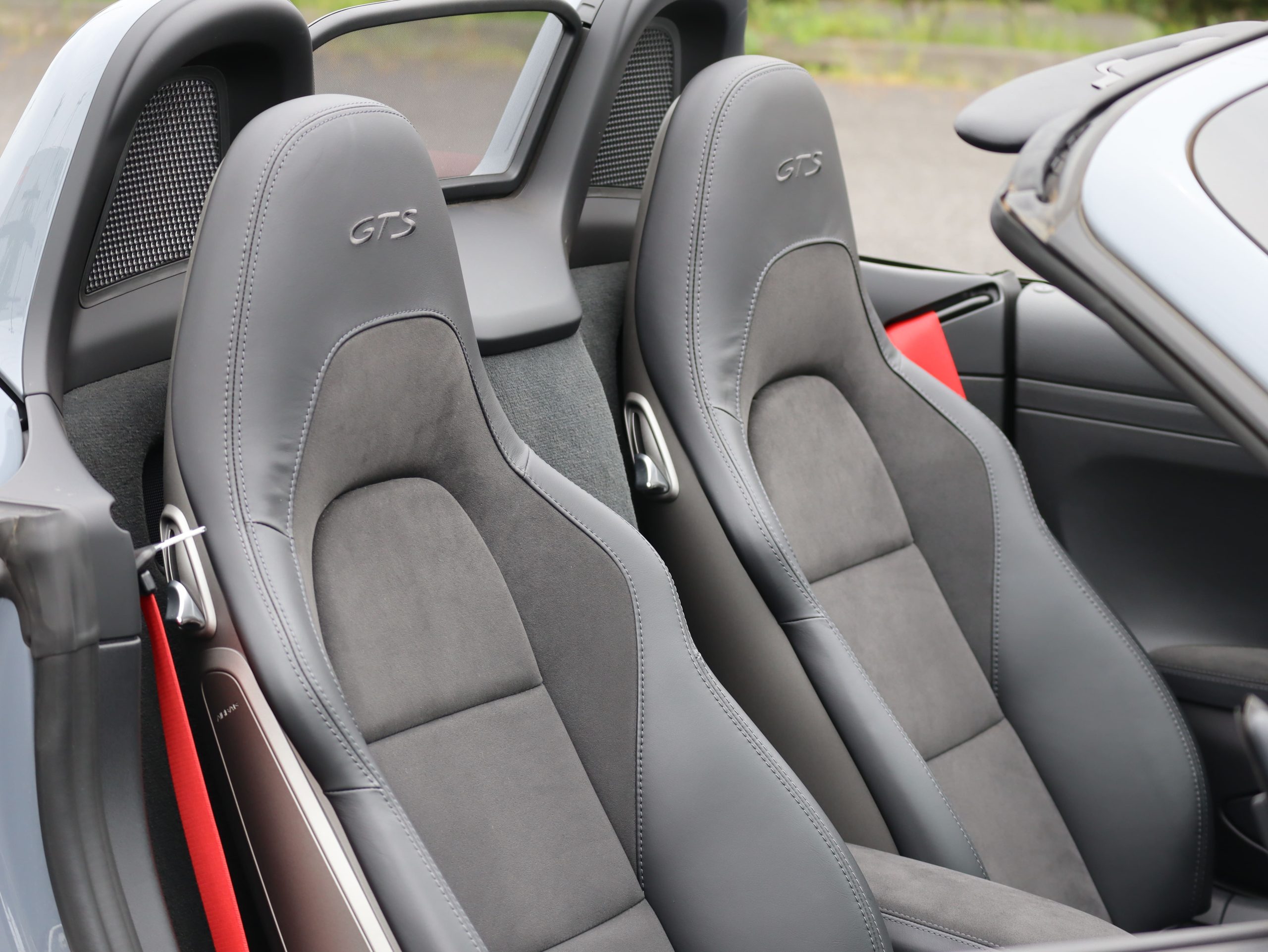 ポルシェ718ボクスターGTS4.0（Type982）6MT<br>スポーツクロノパッケージ<br>スポーツエグゾーストシステム<br>ヒーター付きGTステアリング<br>PDLS+含むLEDヘッドライト<br><br>20インチ718Sportホイール