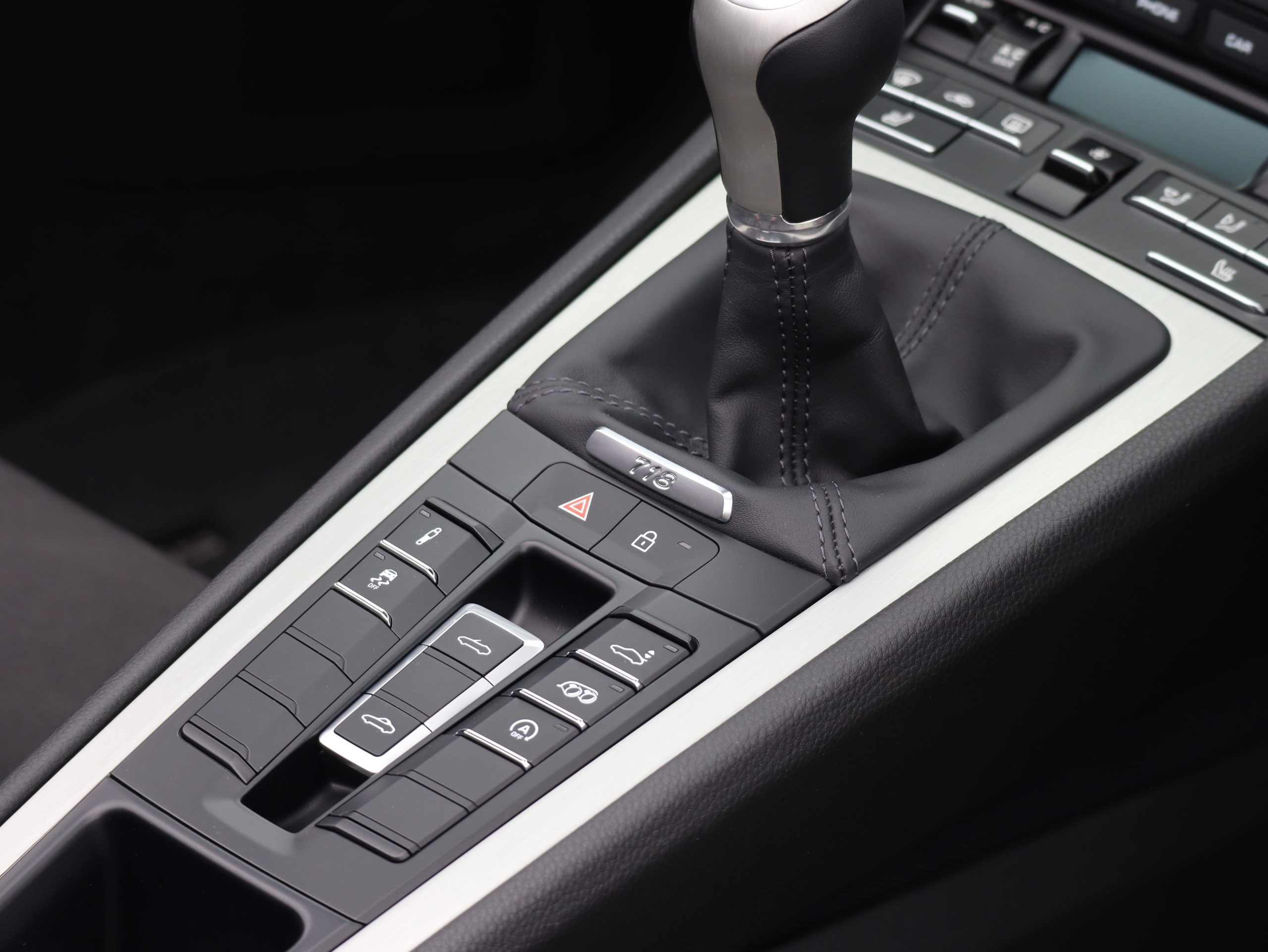 ポルシェ718ボクスターGTS4.0（Type982）6MT<br>スポーツクロノパッケージ<br>スポーツエグゾーストシステム<br>ヒーター付きGTステアリング<br>PDLS+含むLEDヘッドライト<br><br>20インチ718Sportホイール