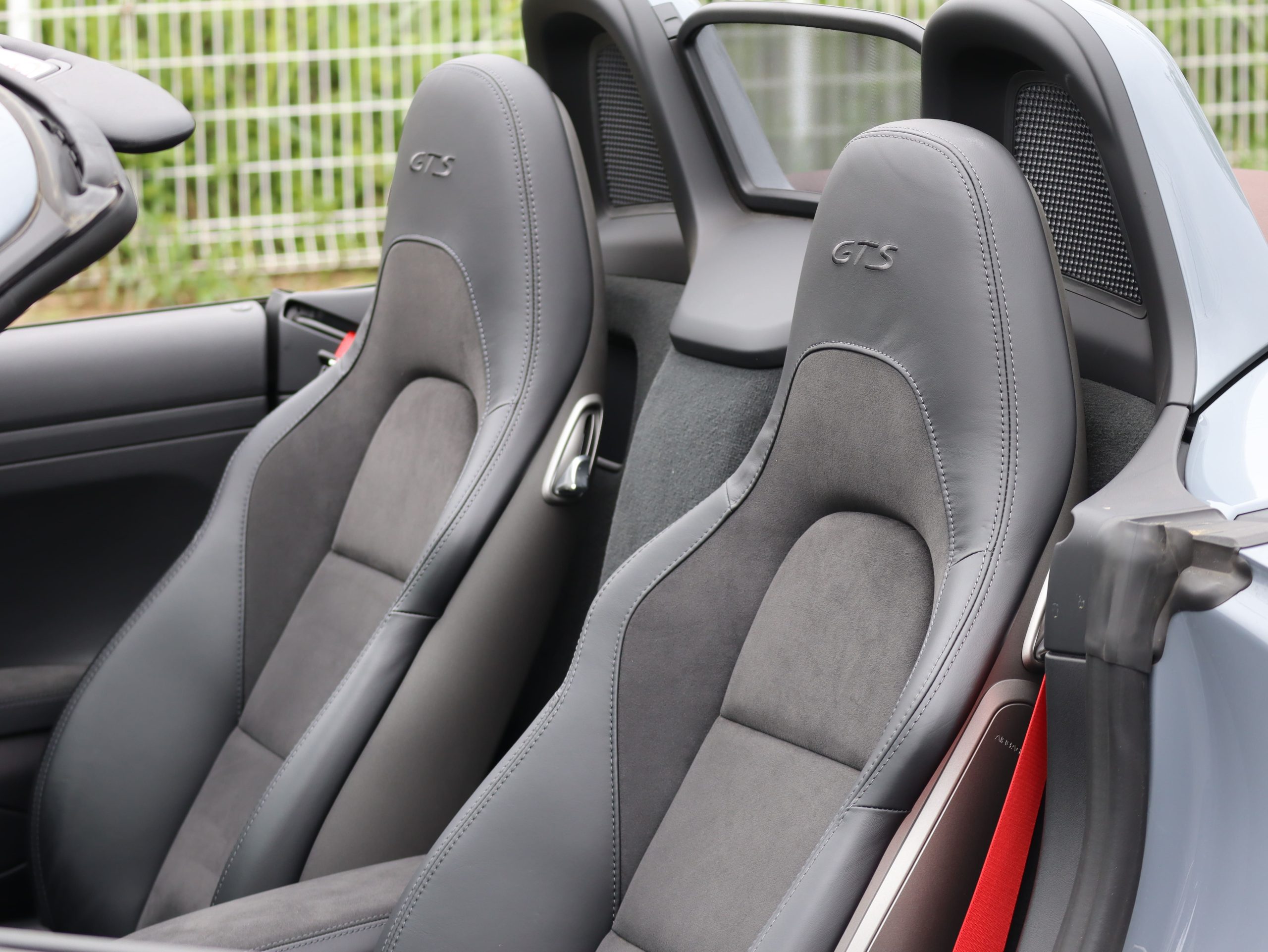 ポルシェ718ボクスターGTS4.0（Type982）6MT<br>スポーツクロノパッケージ<br>スポーツエグゾーストシステム<br>ヒーター付きGTステアリング<br>PDLS+含むLEDヘッドライト<br><br>20インチ718Sportホイール