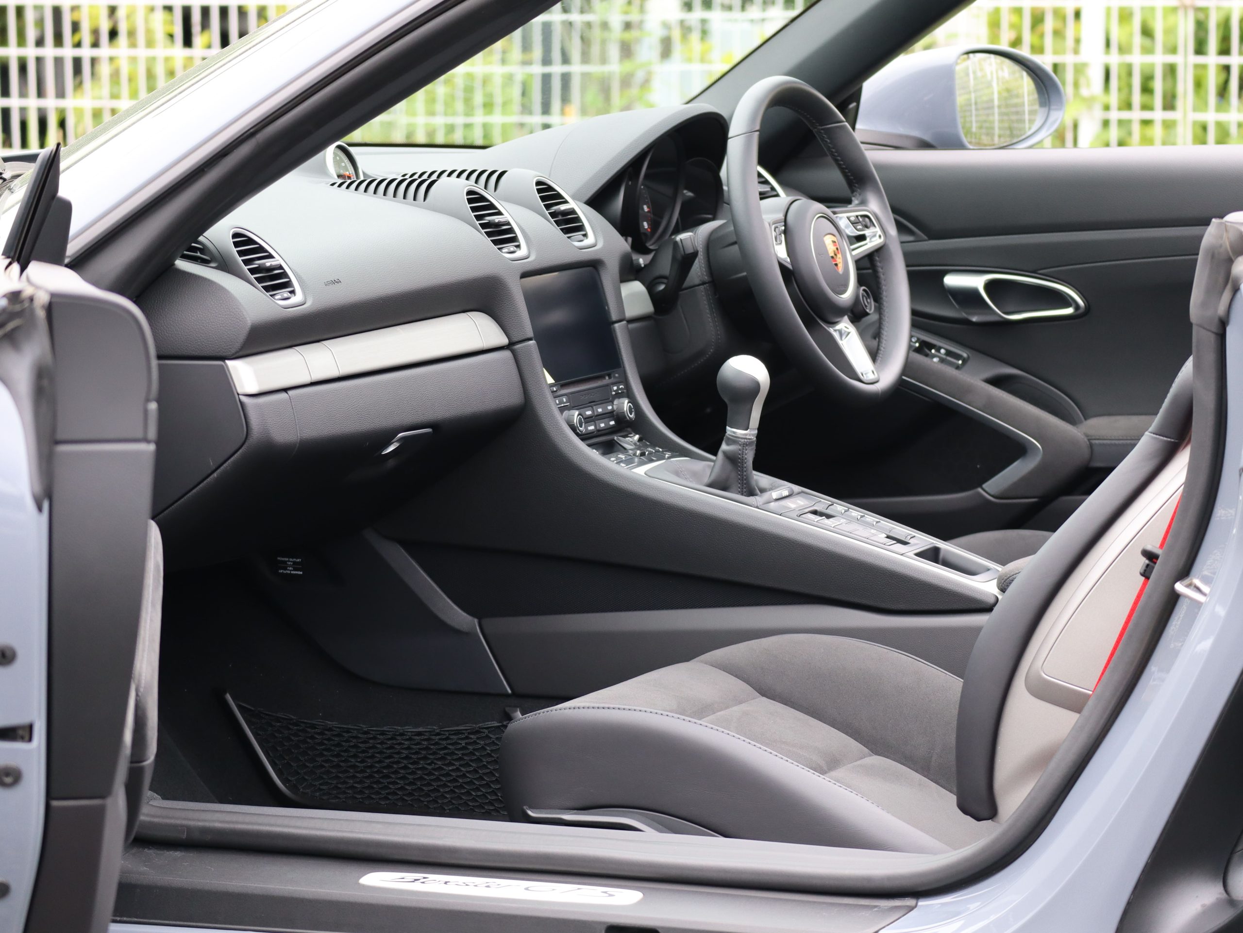 ポルシェ718ボクスターGTS4.0（Type982）6MT<br>スポーツクロノパッケージ<br>スポーツエグゾーストシステム<br>ヒーター付きGTステアリング<br>PDLS+含むLEDヘッドライト<br><br>20インチ718Sportホイール