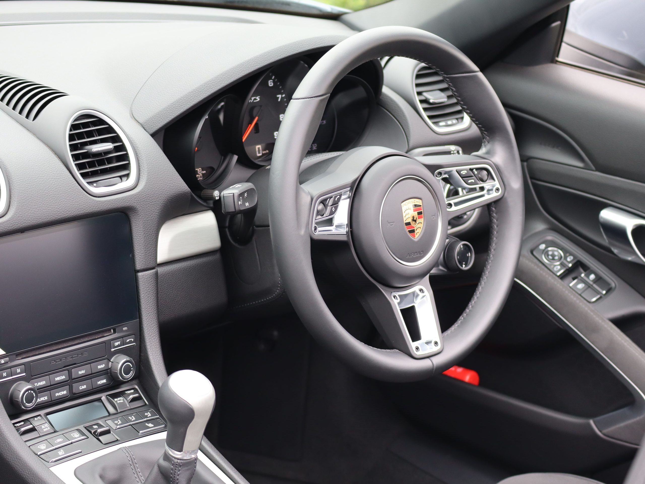 ポルシェ718ボクスターGTS4.0（Type982）6MT<br>スポーツクロノパッケージ<br>スポーツエグゾーストシステム<br>ヒーター付きGTステアリング<br>PDLS+含むLEDヘッドライト<br><br>20インチ718Sportホイール