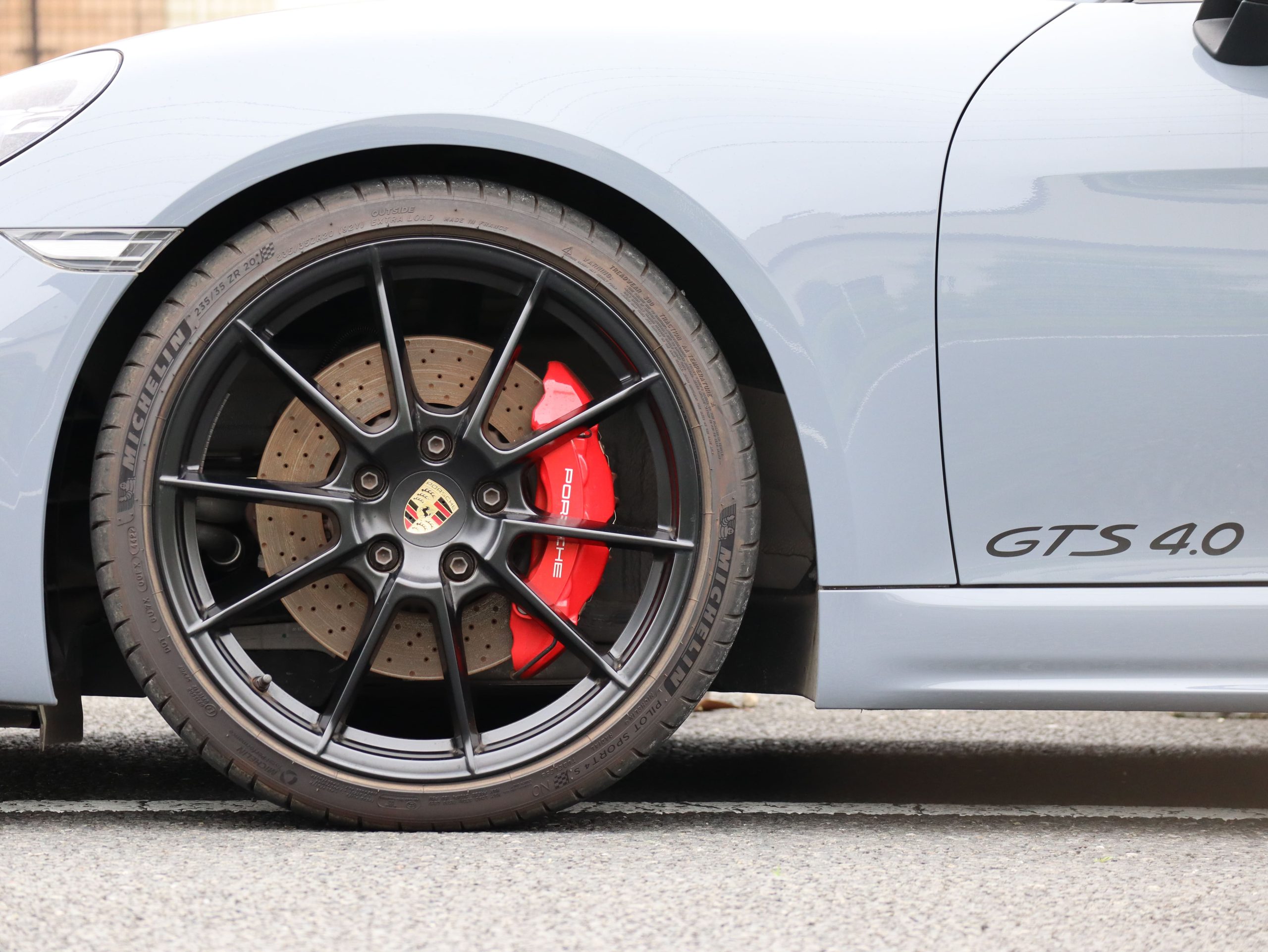 ポルシェ718ボクスターGTS4.0（Type982）6MT<br>スポーツクロノパッケージ<br>スポーツエグゾーストシステム<br>ヒーター付きGTステアリング<br>PDLS+含むLEDヘッドライト<br><br>20インチ718Sportホイール
